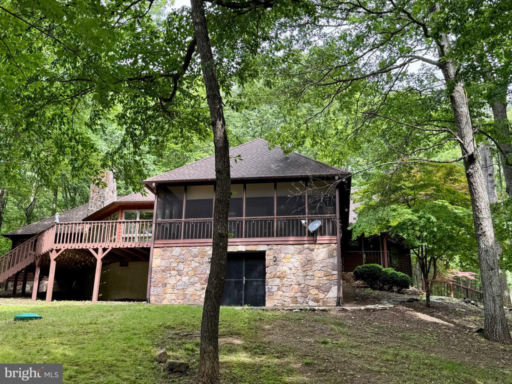 355 SANDSTONE LANE