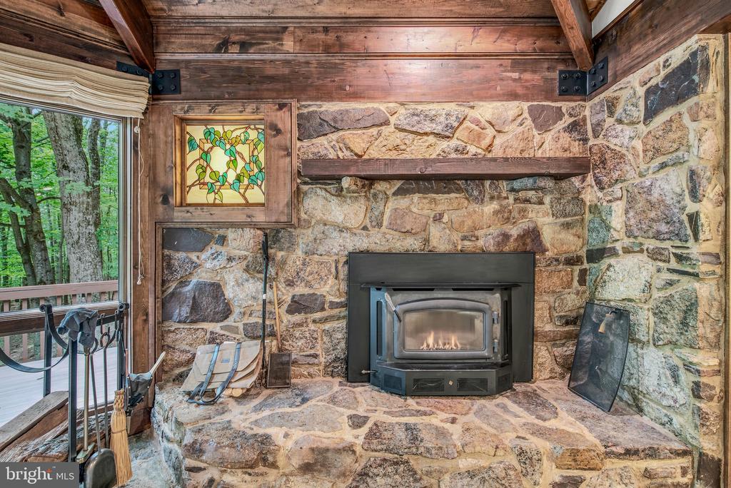 355 SANDSTONE LANE