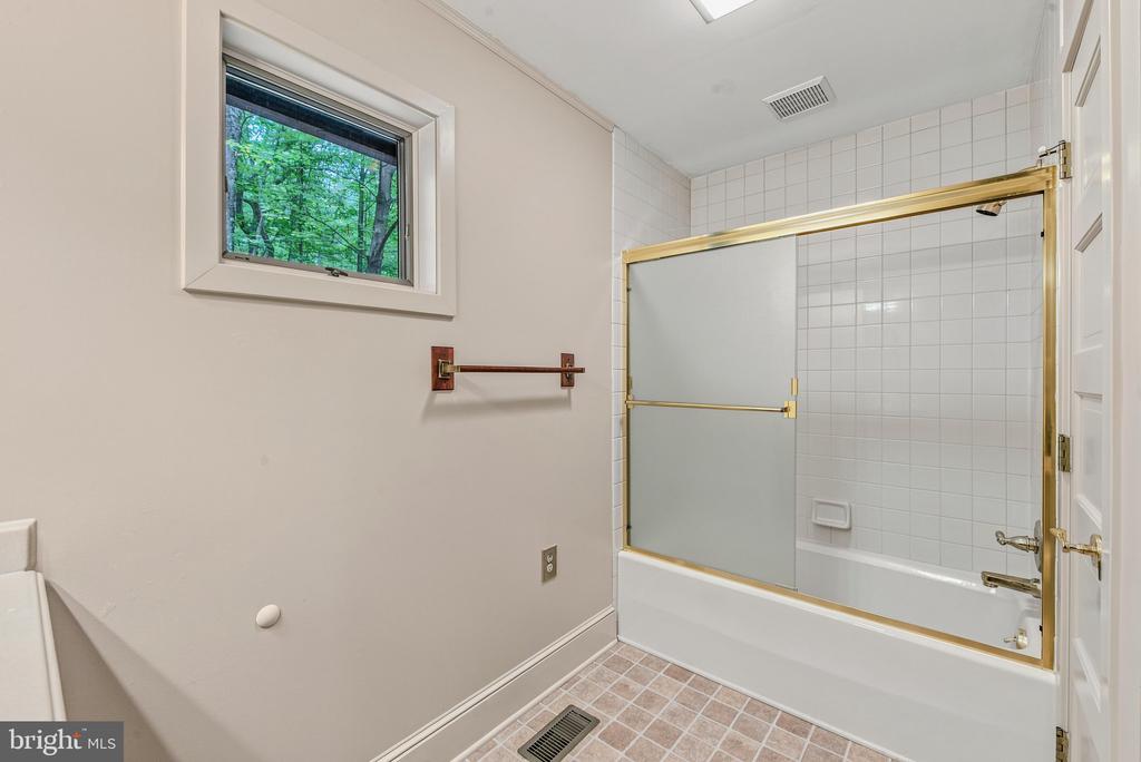 355 SANDSTONE LANE