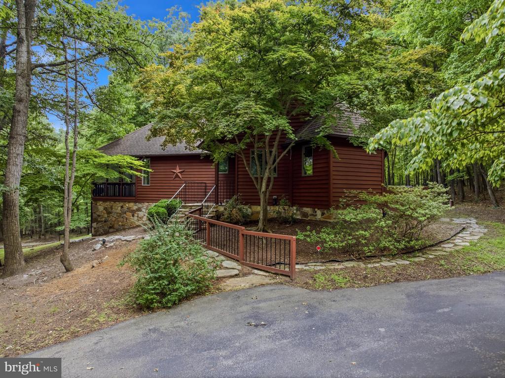 355 SANDSTONE LANE
