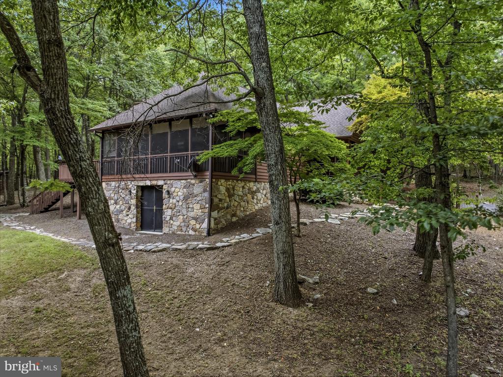 355 SANDSTONE LANE