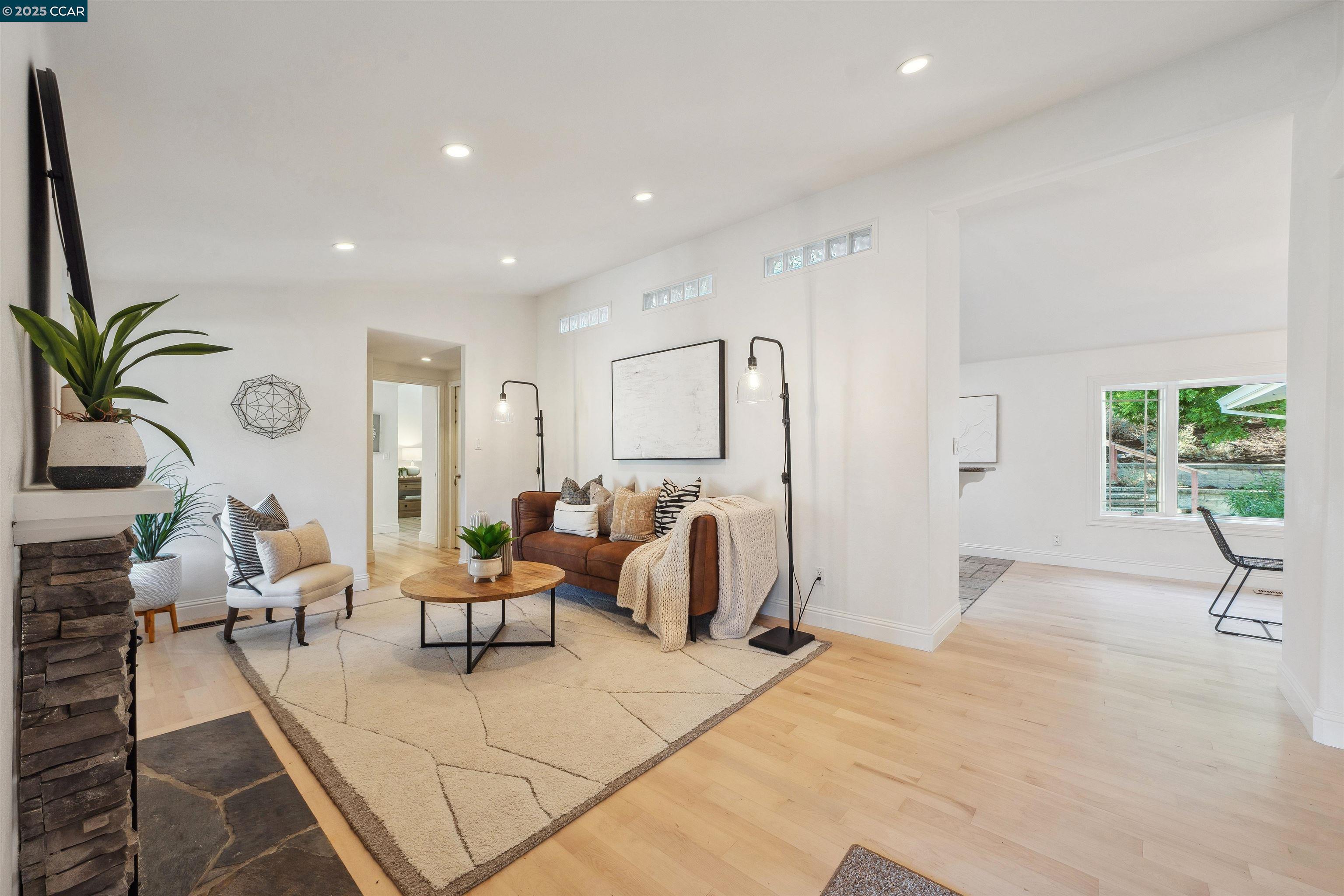 3356 N Lucille