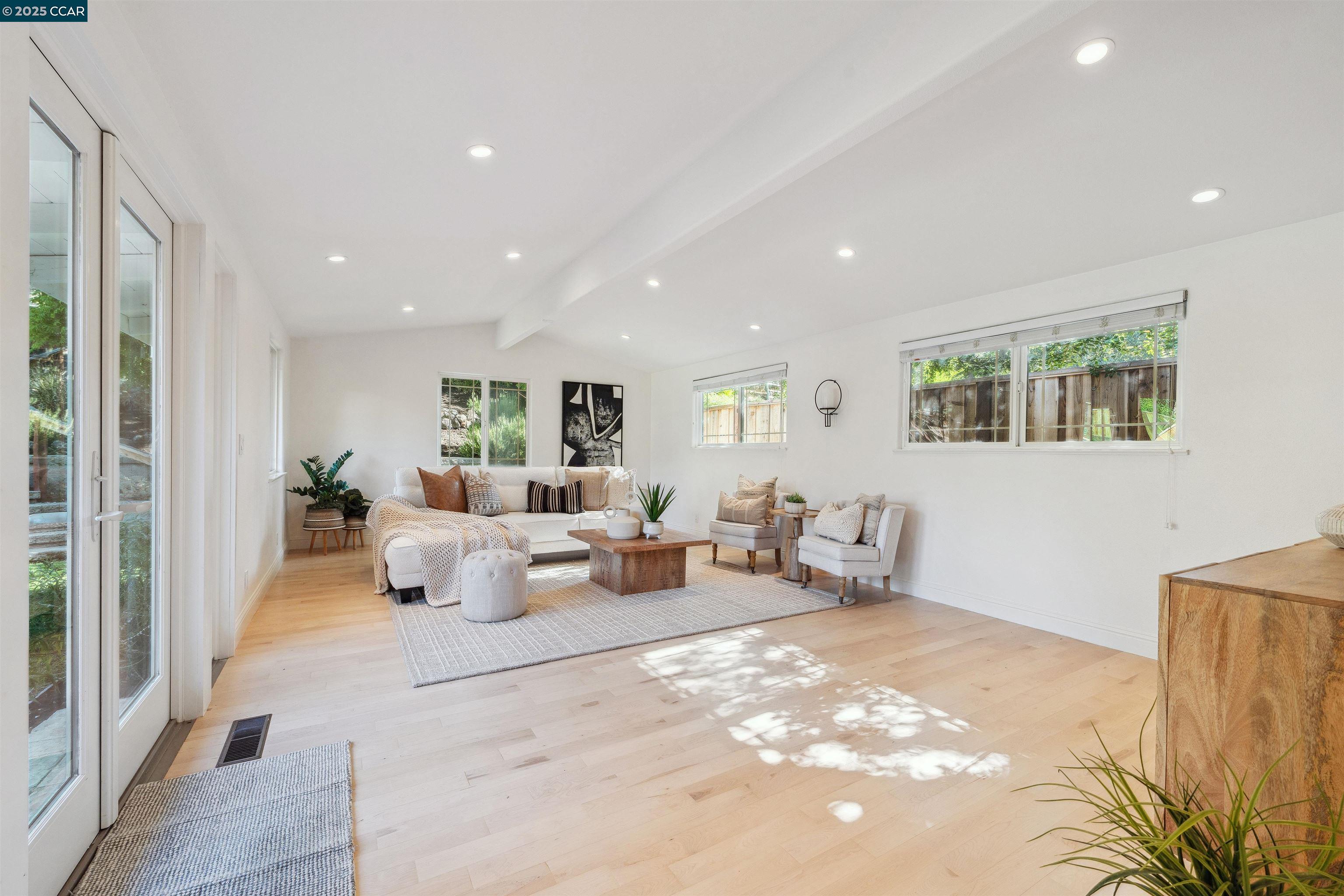 3356 N Lucille