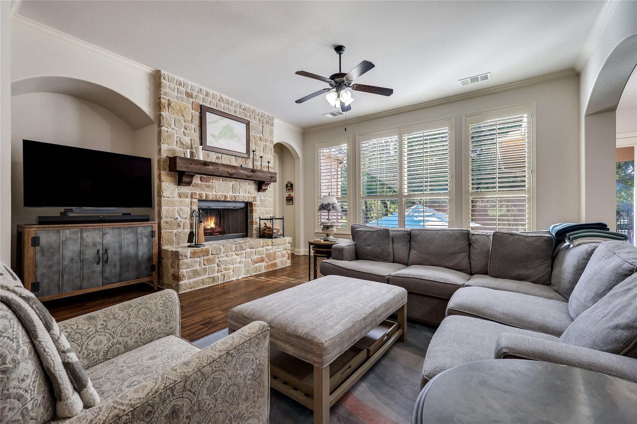 321 Angus DR
