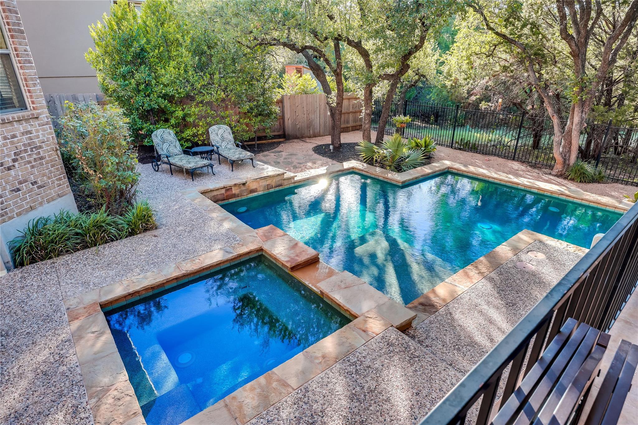 321 Angus DR