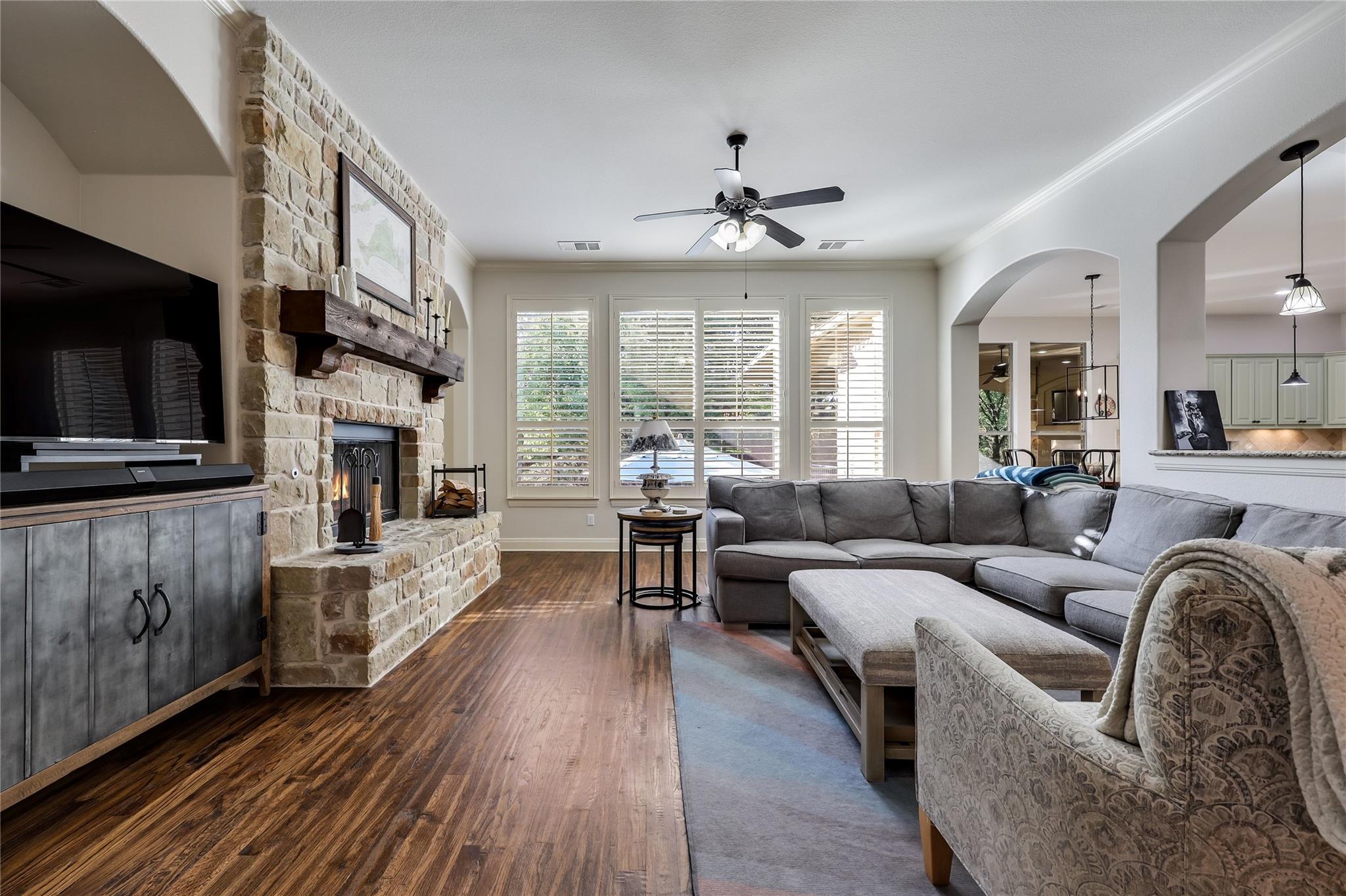 321 Angus DR