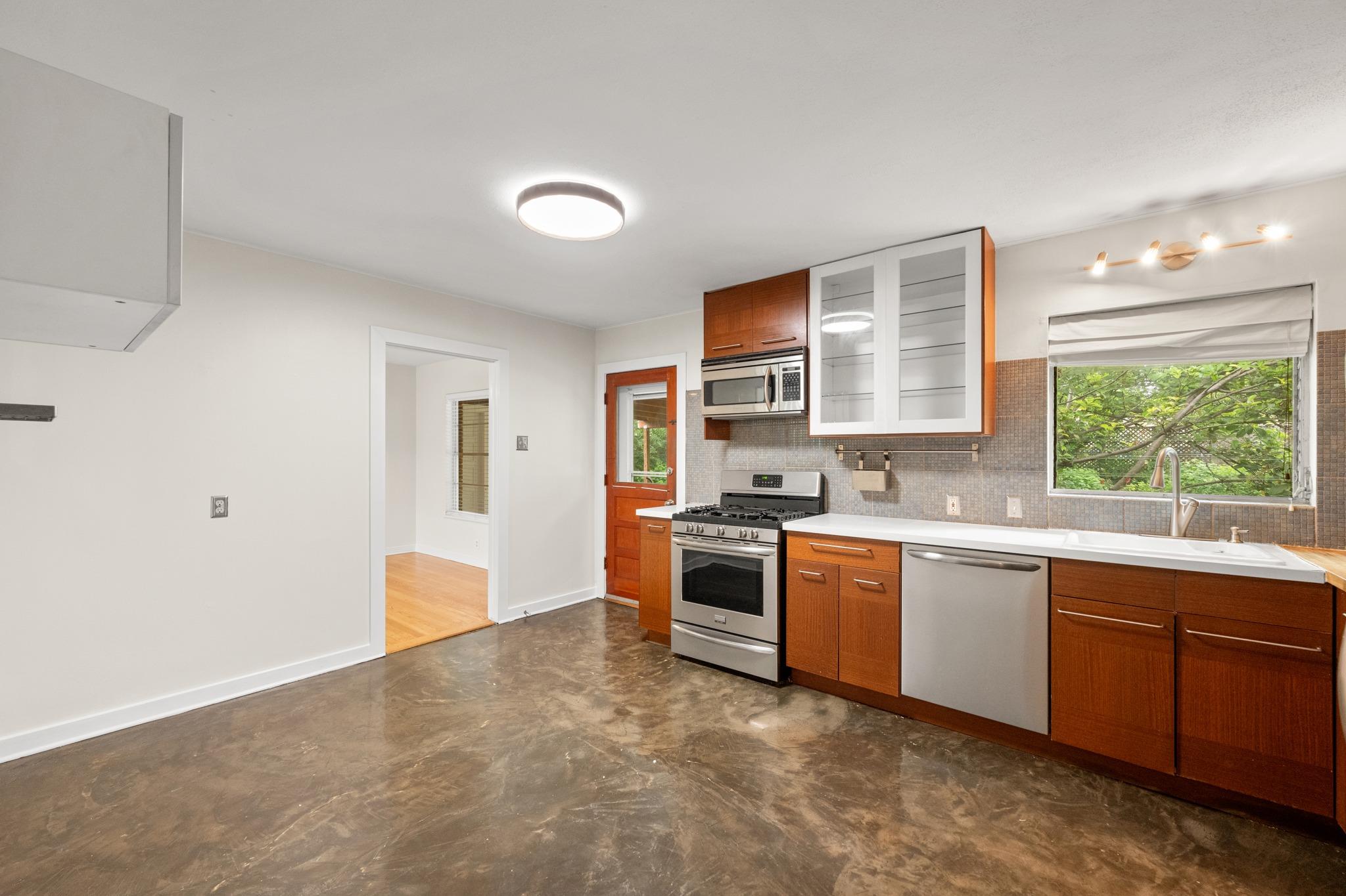 1404 Cloverleaf DR