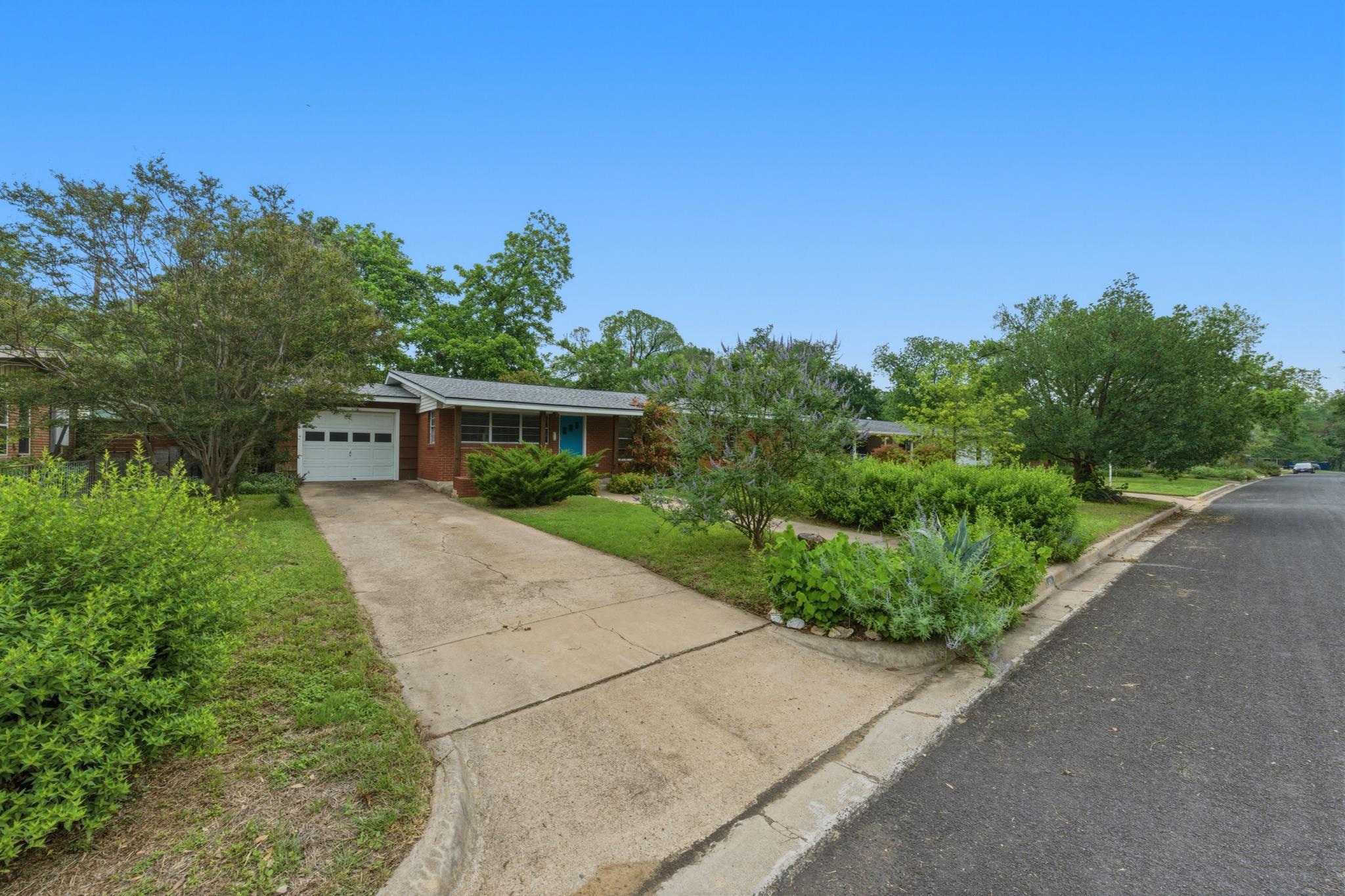 1404 Cloverleaf DR