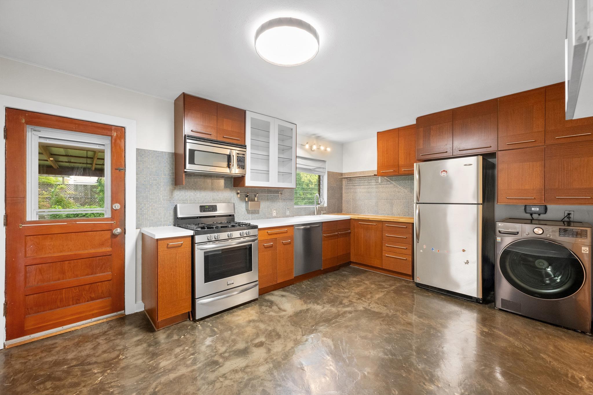 1404 Cloverleaf DR