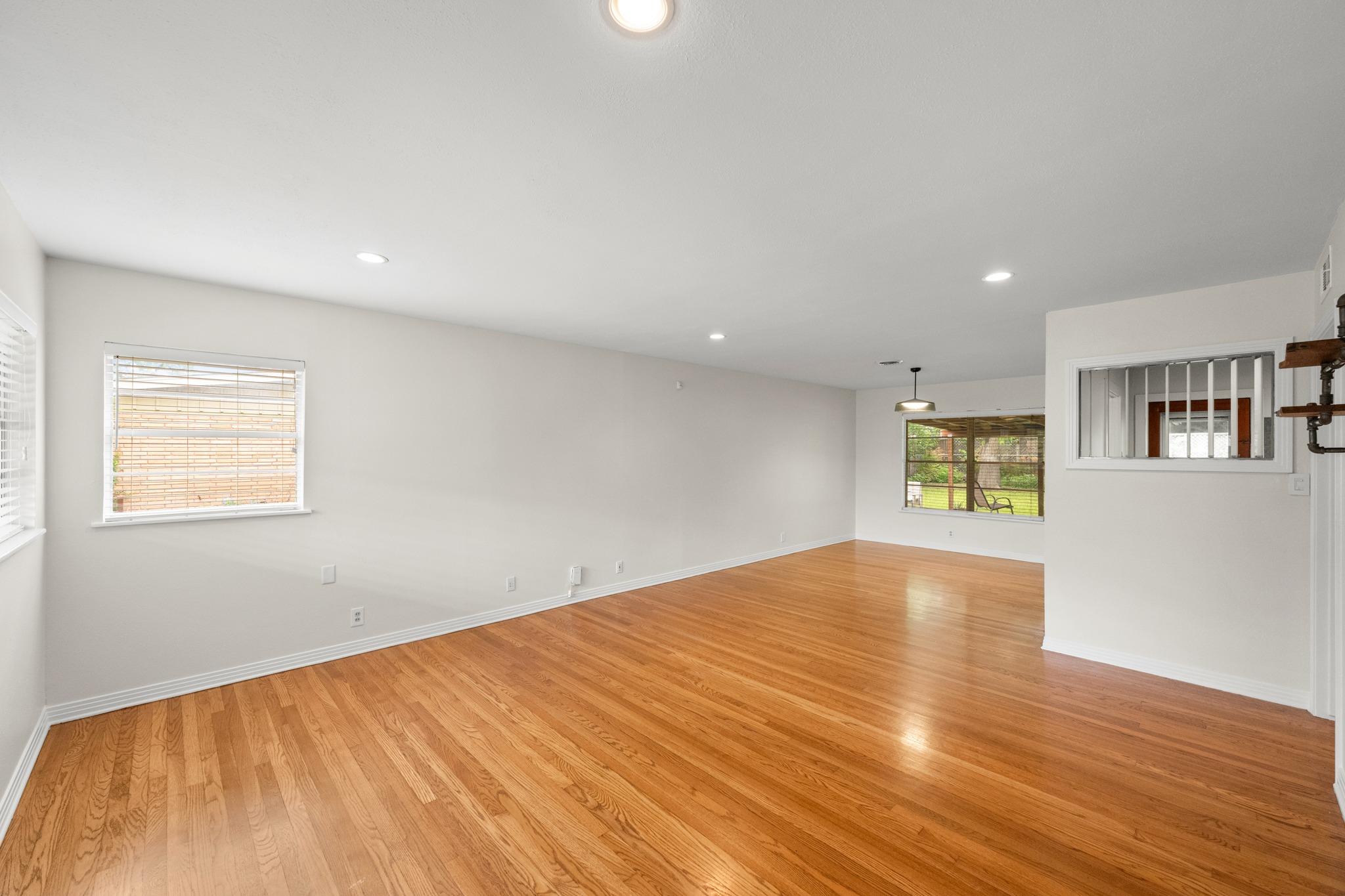1404 Cloverleaf DR
