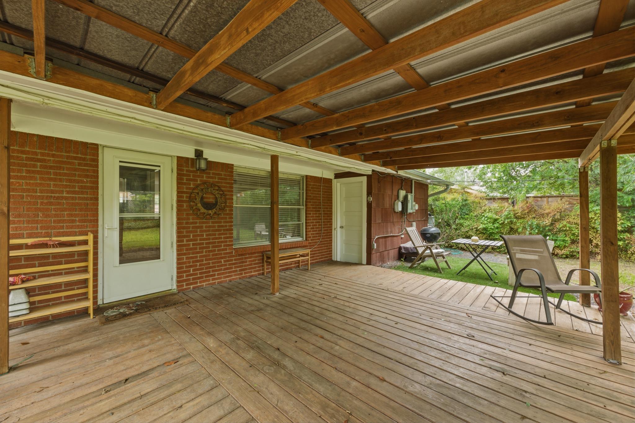 1404 Cloverleaf DR