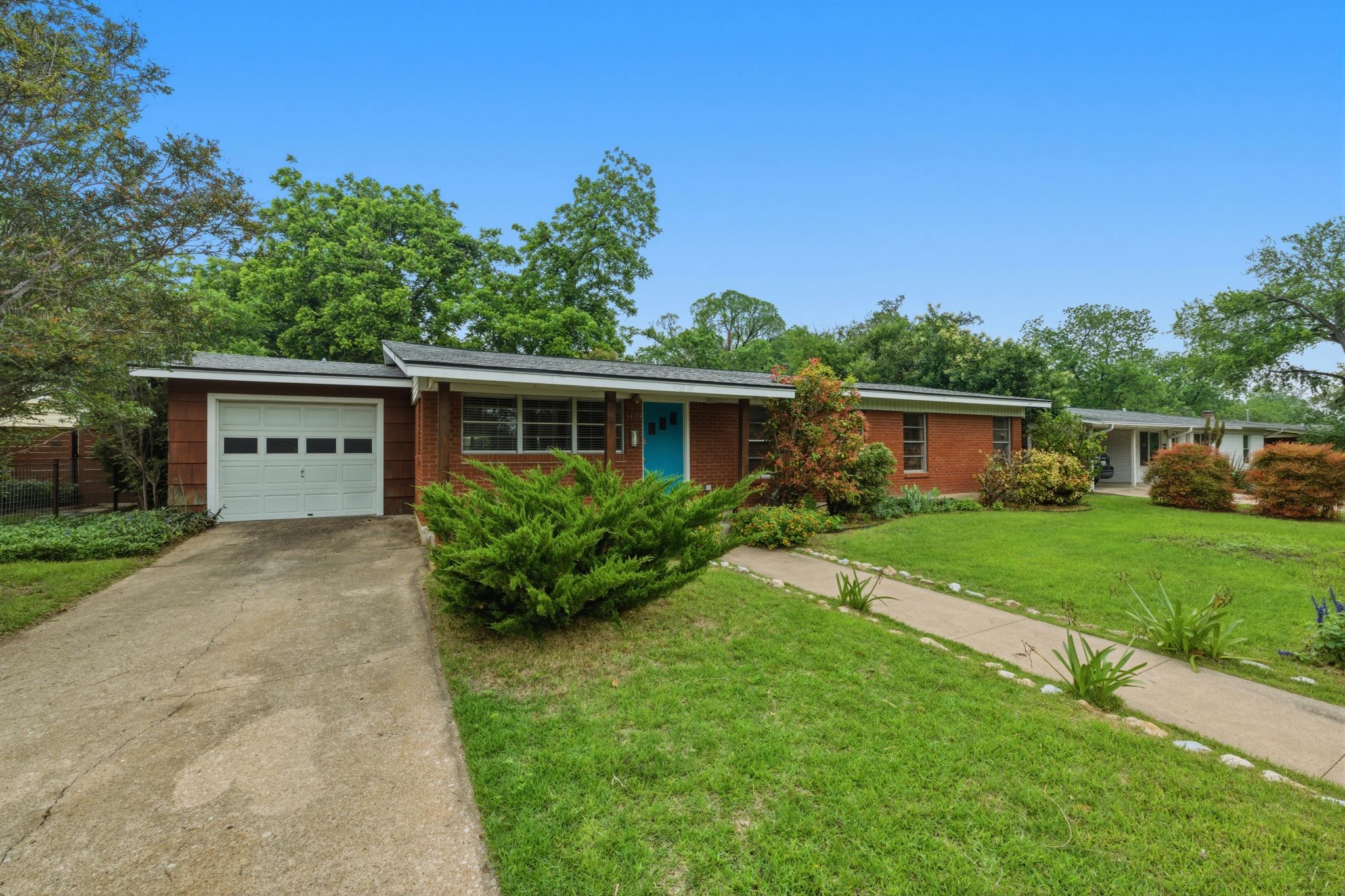 1404 Cloverleaf DR