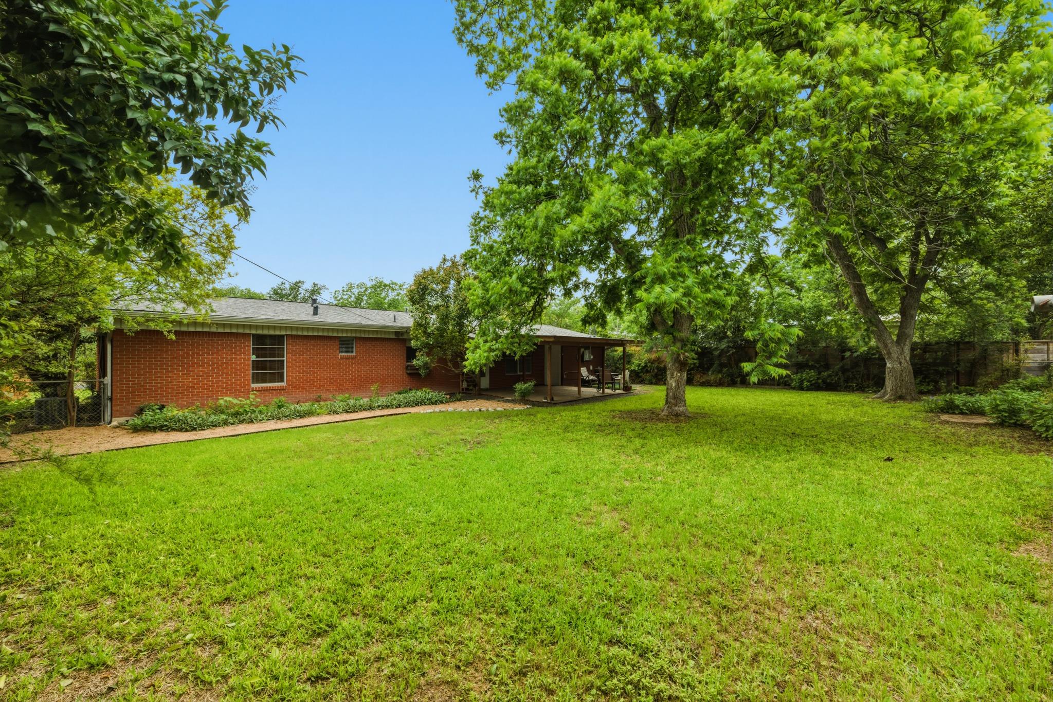 1404 Cloverleaf DR