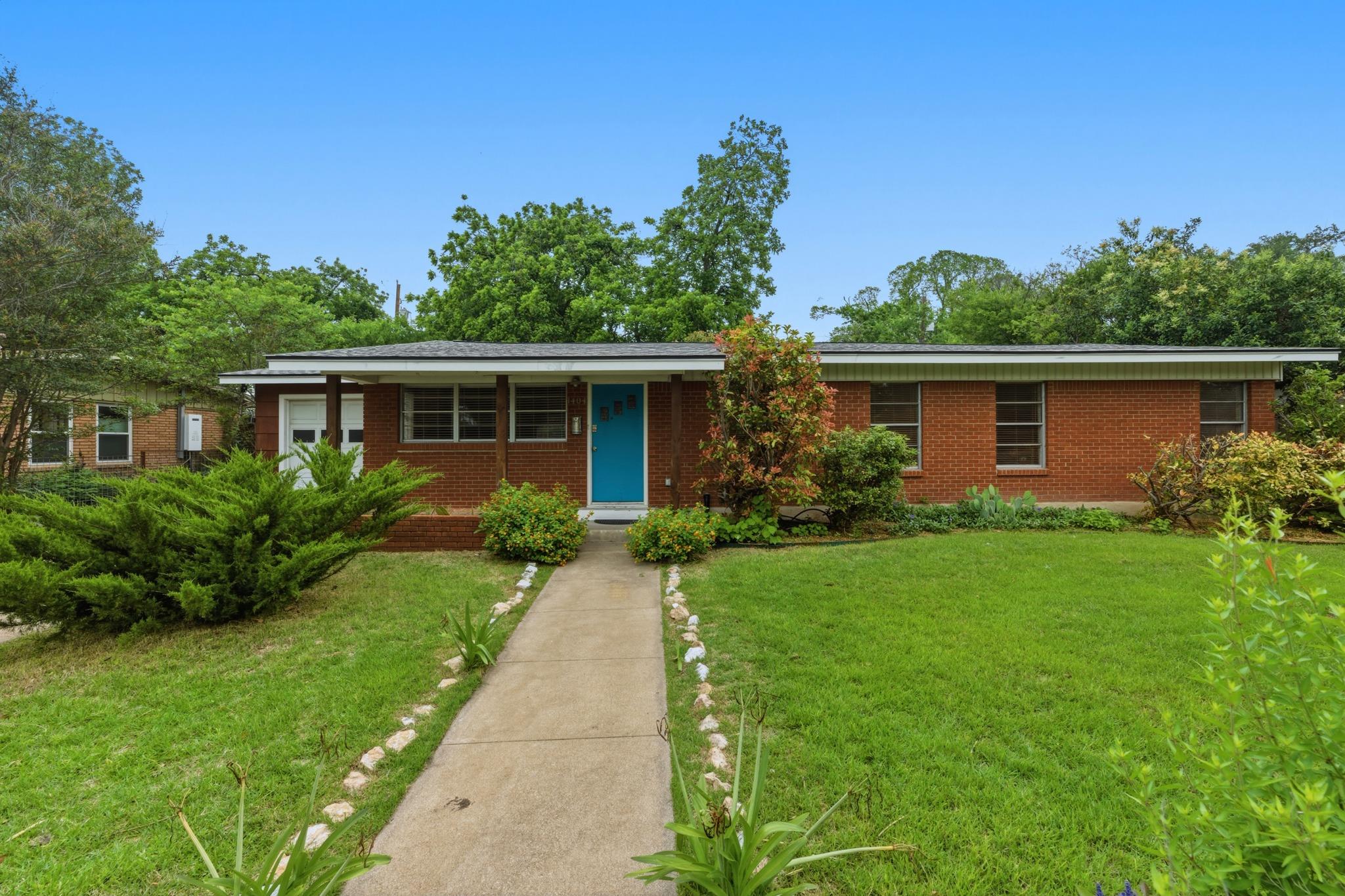 1404 Cloverleaf DR