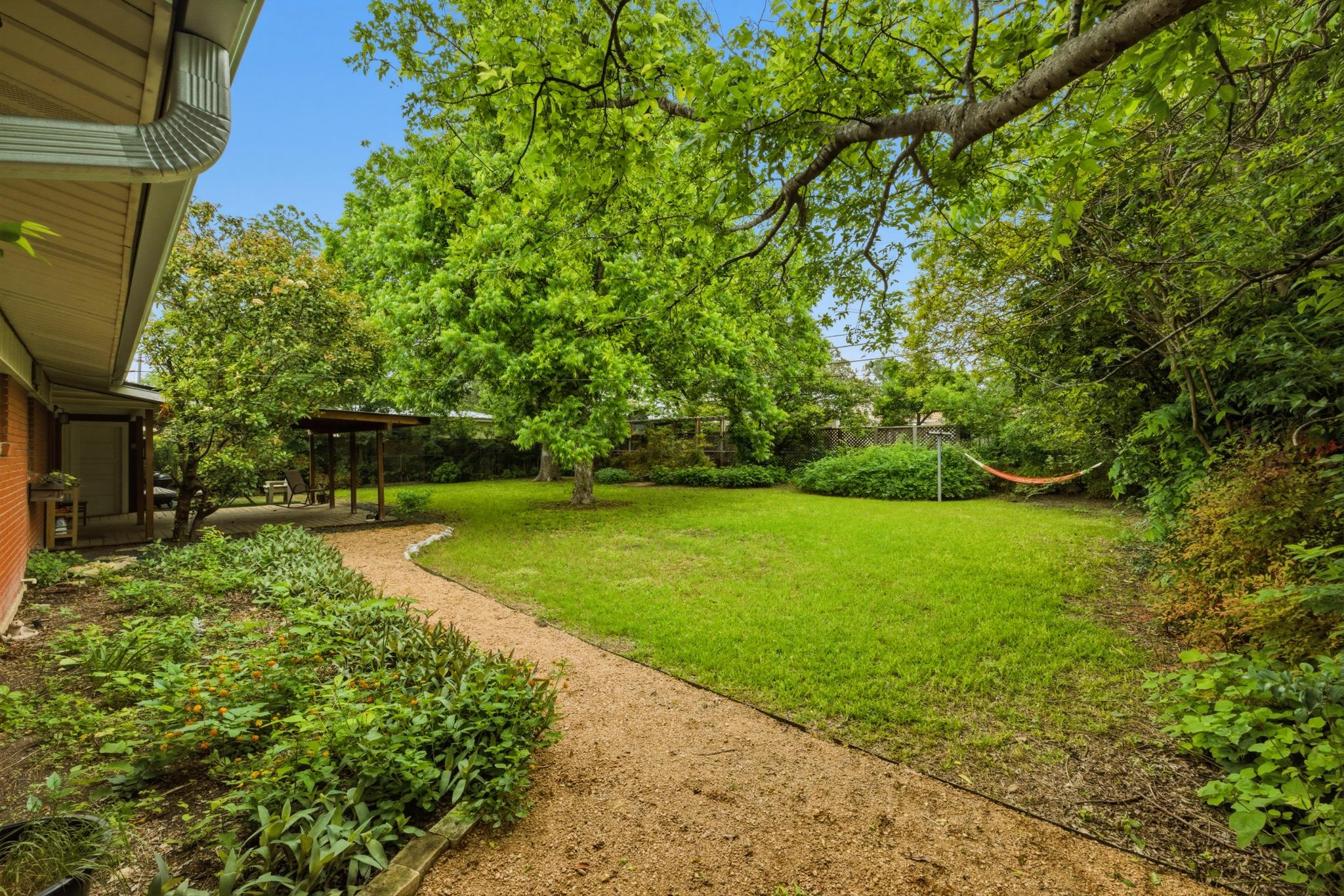1404 Cloverleaf DR