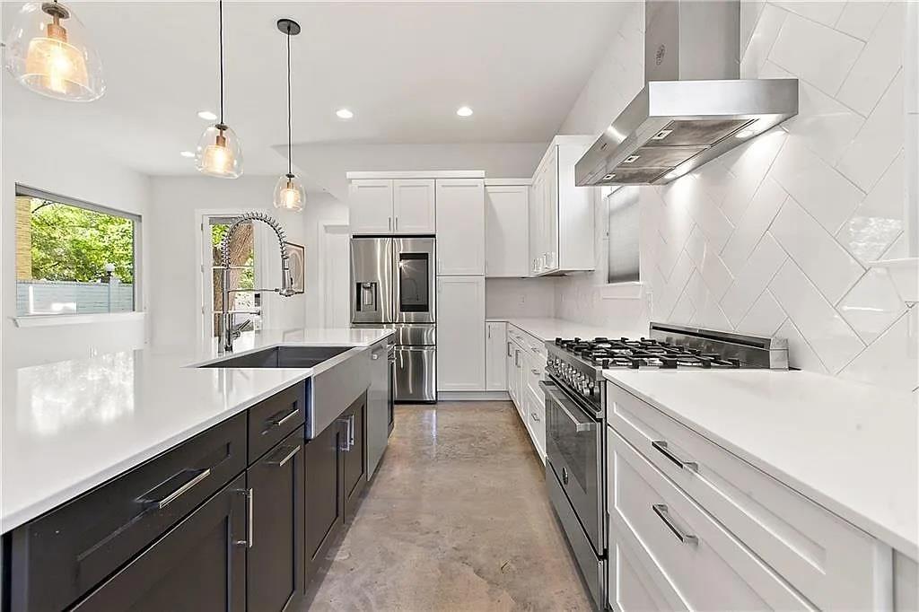 610 W 33rd ST