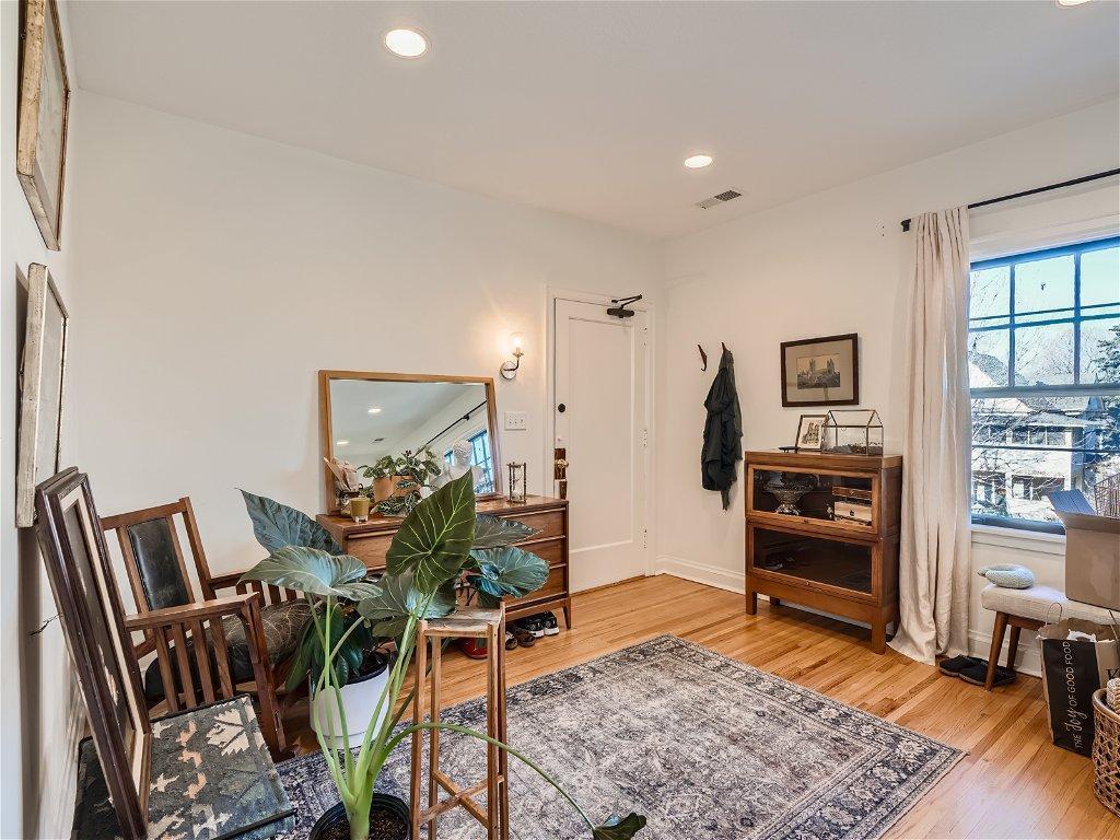 994 Goodrich Avenue Unit: Upstairs