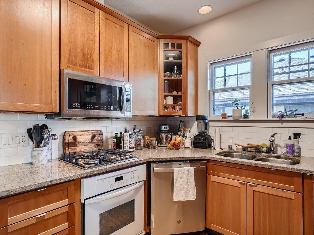 994 Goodrich Avenue Unit: Upstairs