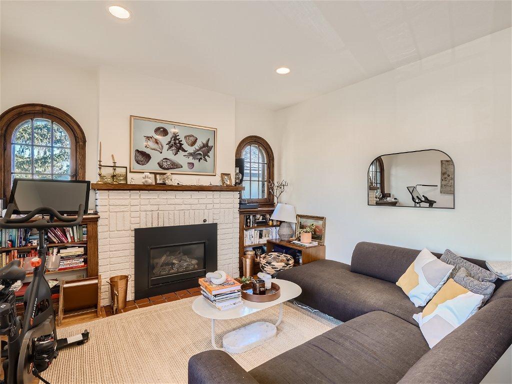 994 Goodrich Avenue Unit: Upstairs