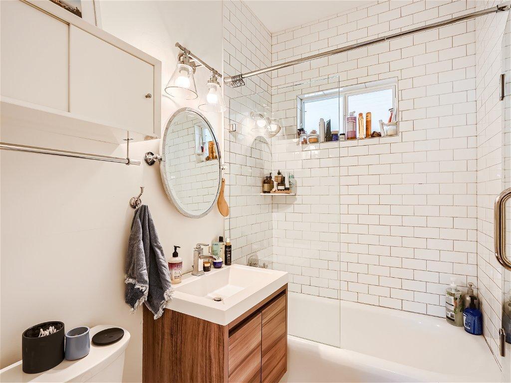 994 Goodrich Avenue Unit: Upstairs