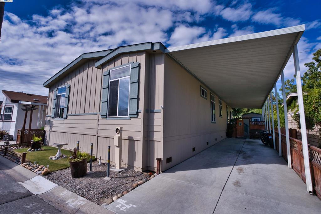 1085 Tasman Dr