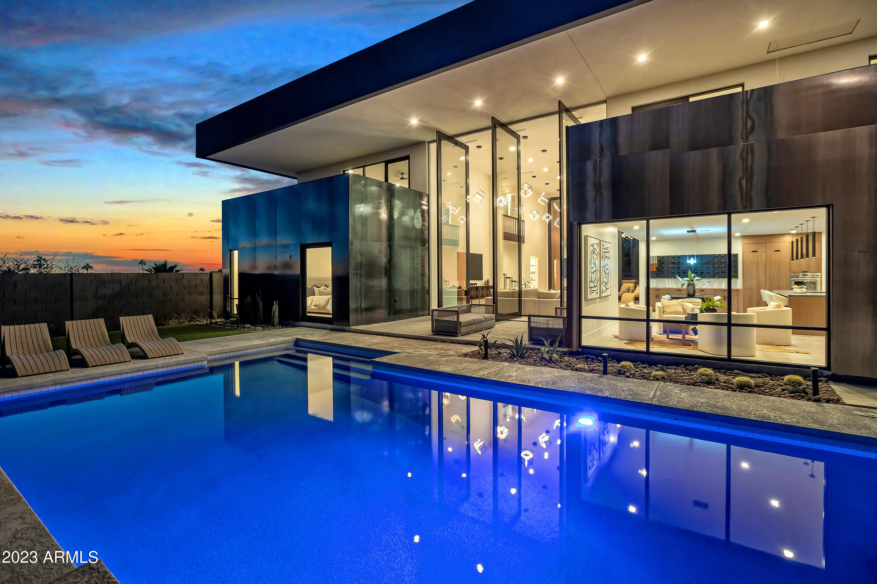 2415 E LINCOLN Circle