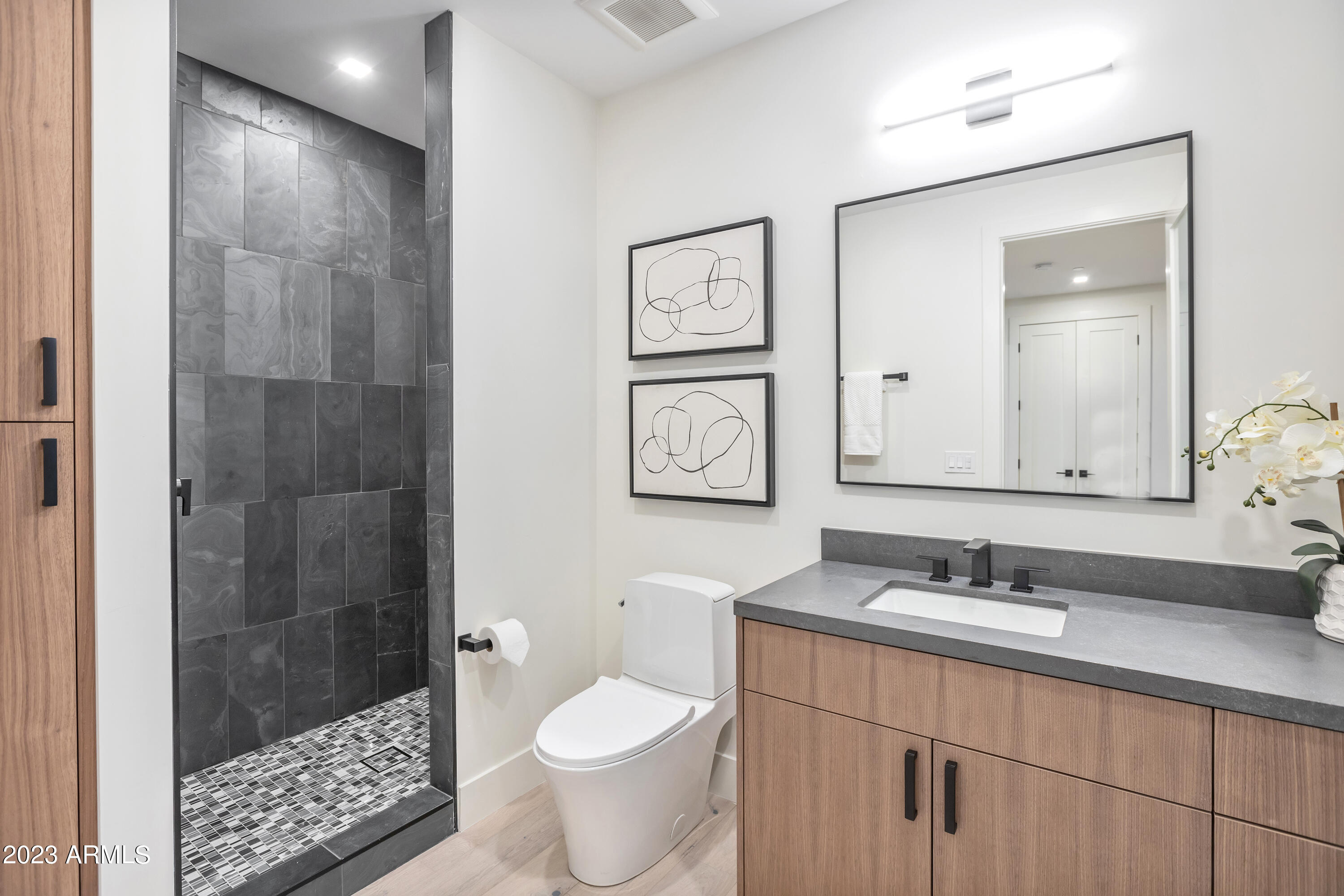 2415 E LINCOLN Circle