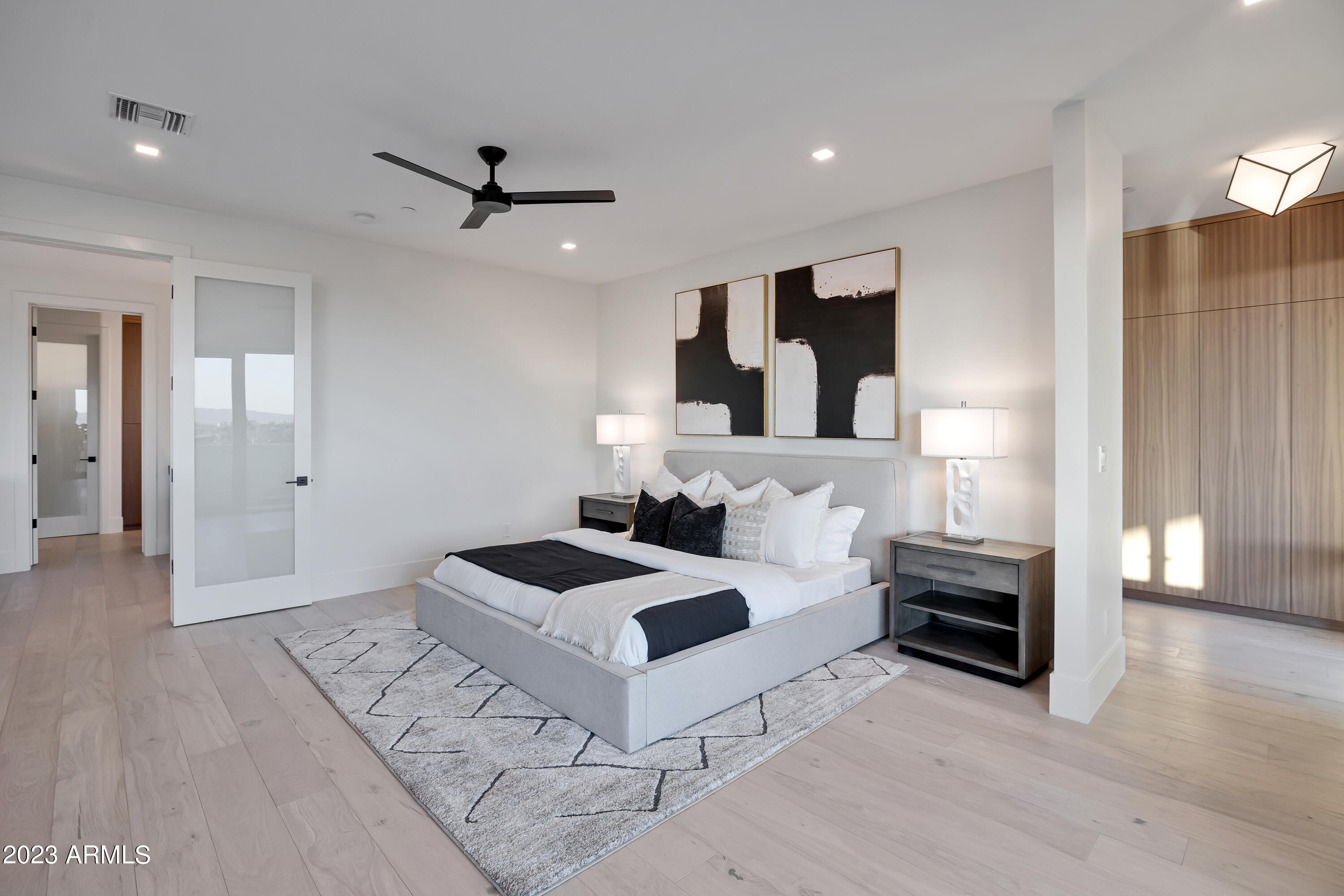 2415 E LINCOLN Circle