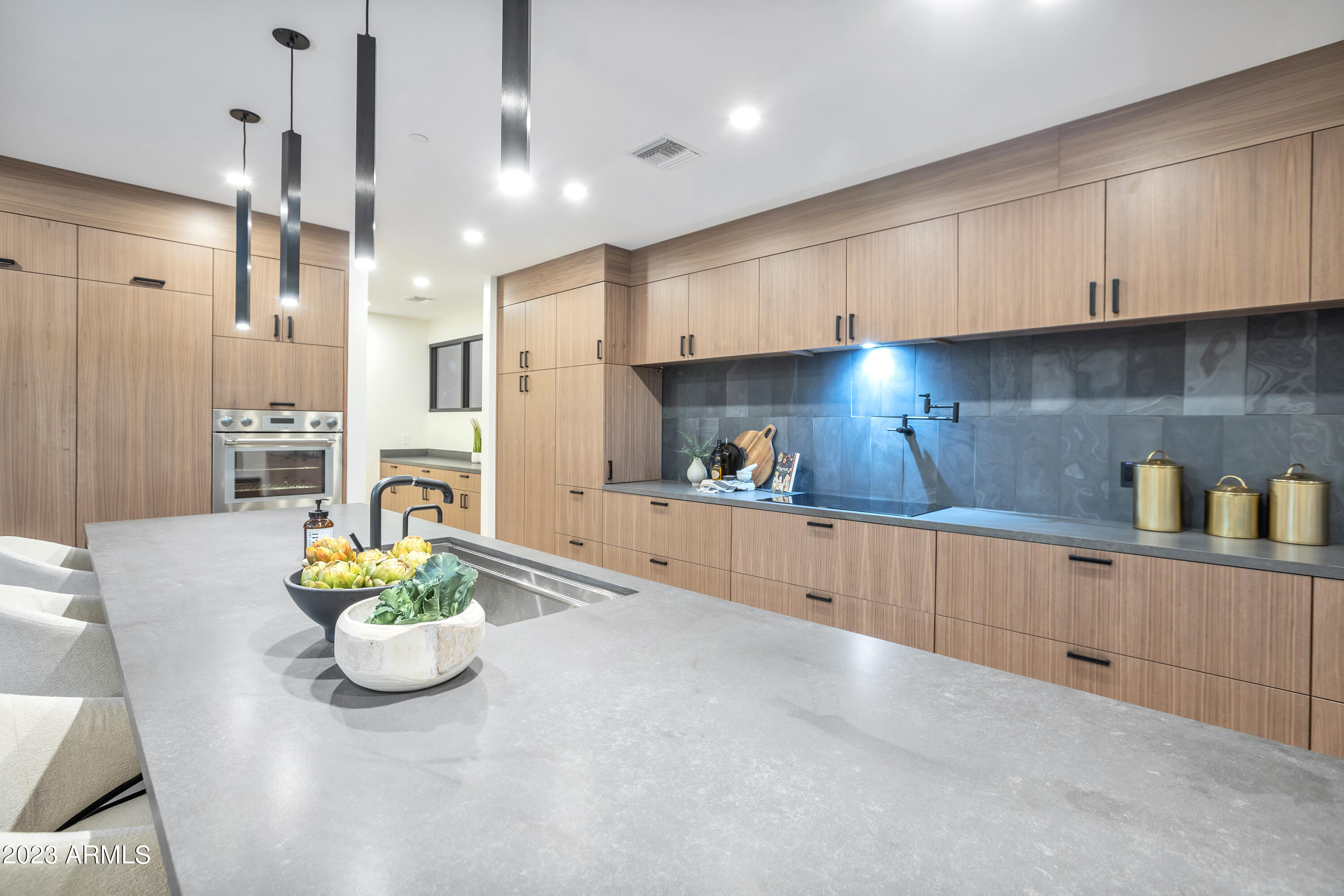 2415 E LINCOLN Circle