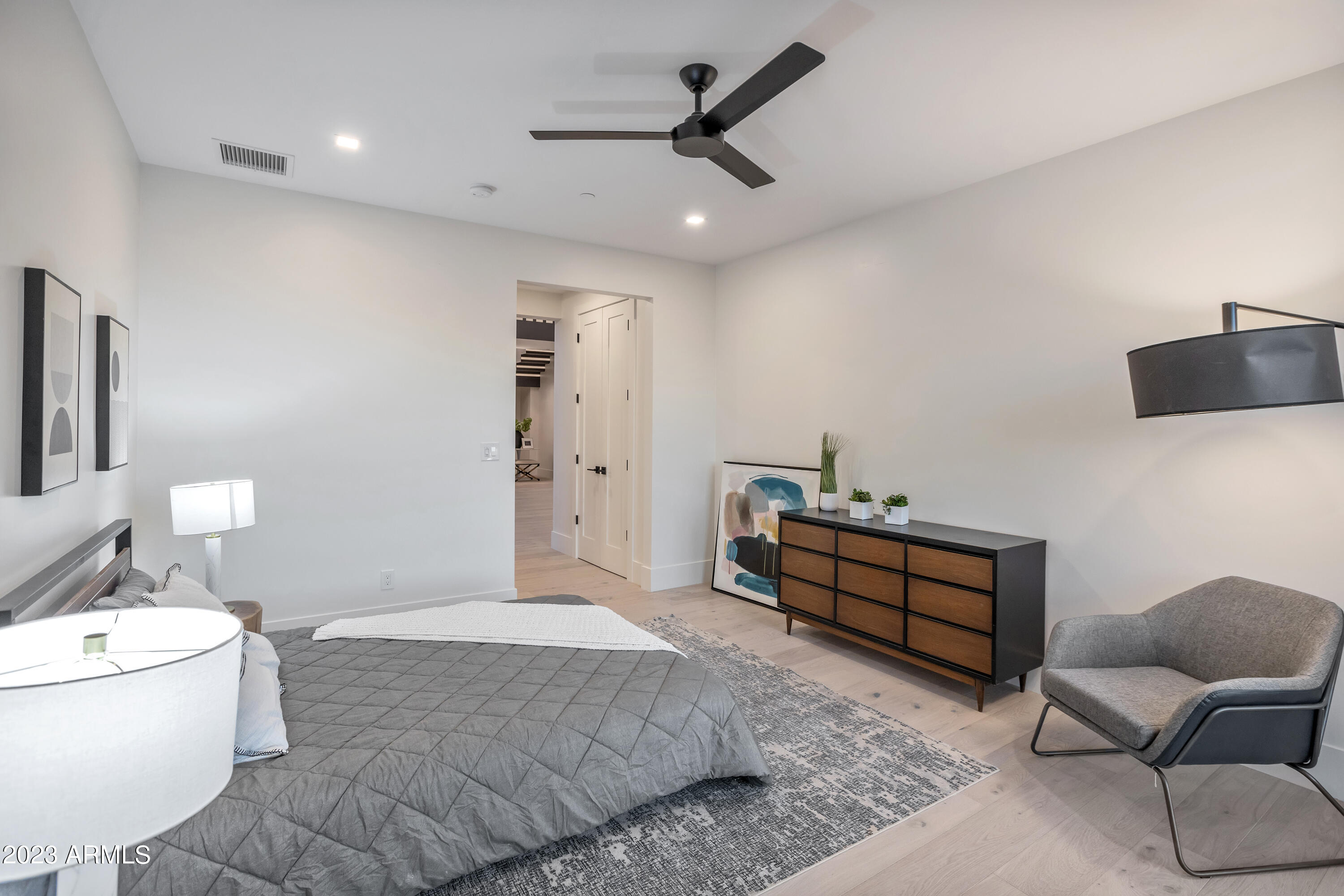 2415 E LINCOLN Circle