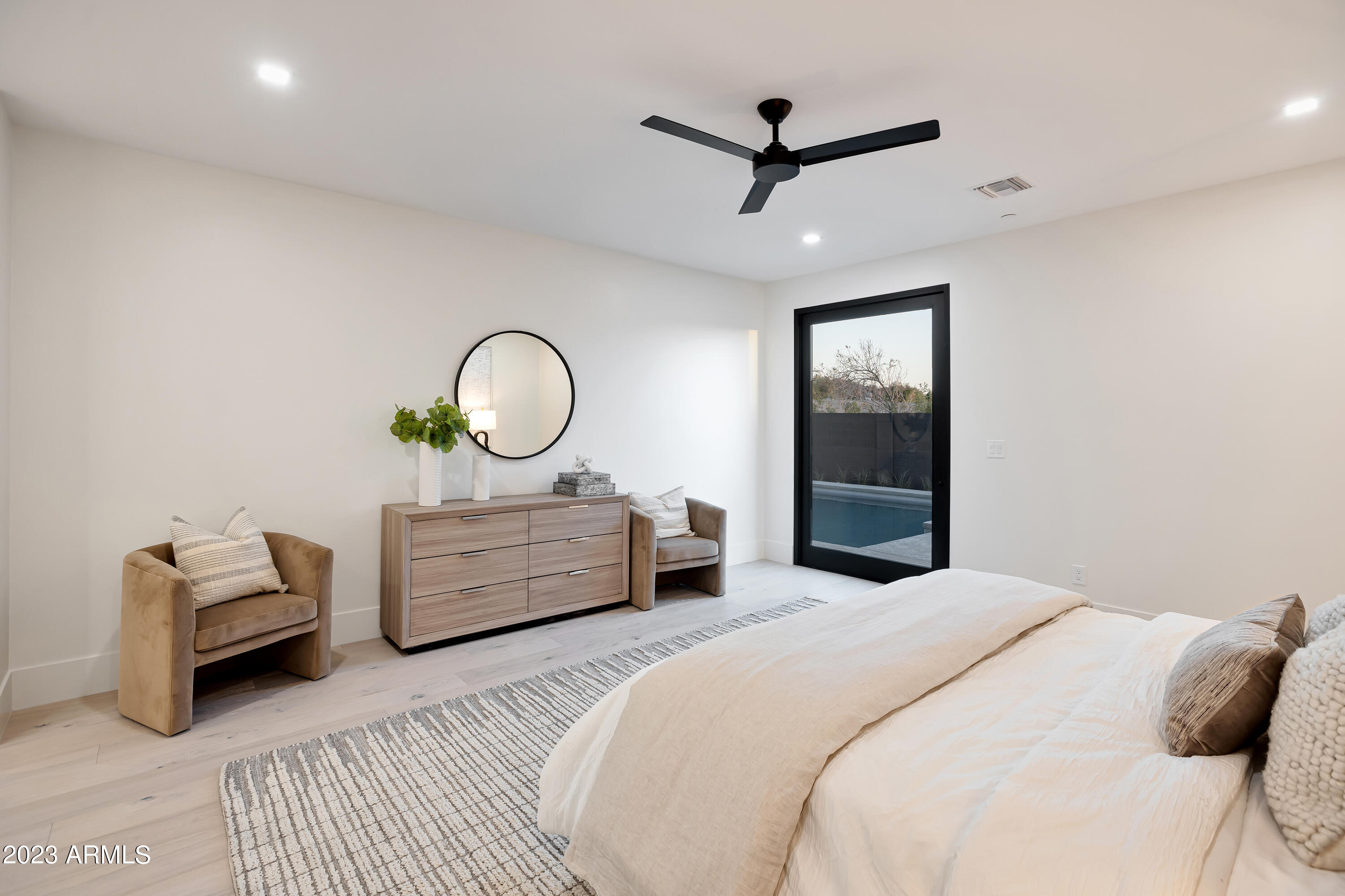 2415 E LINCOLN Circle