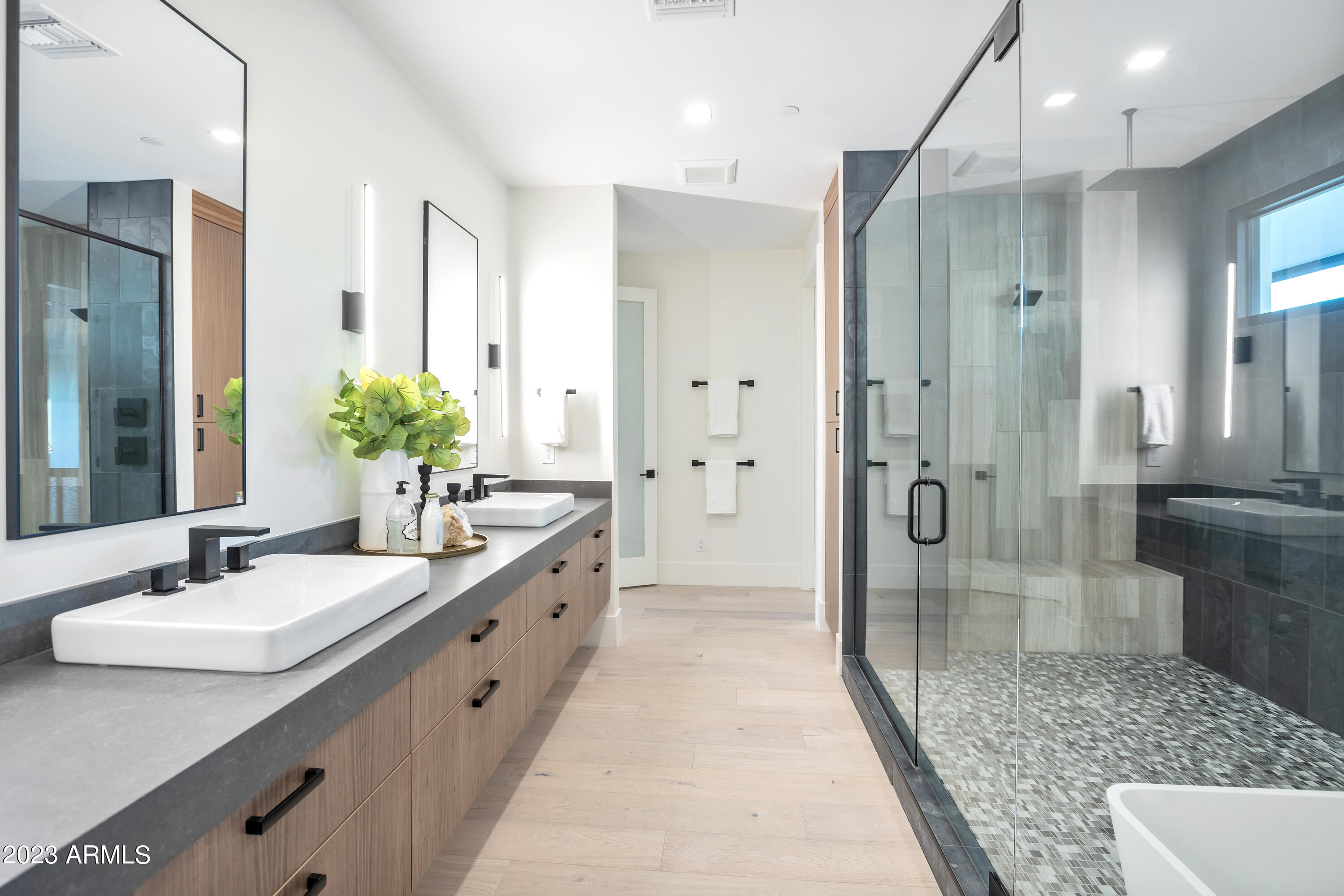 2415 E LINCOLN Circle