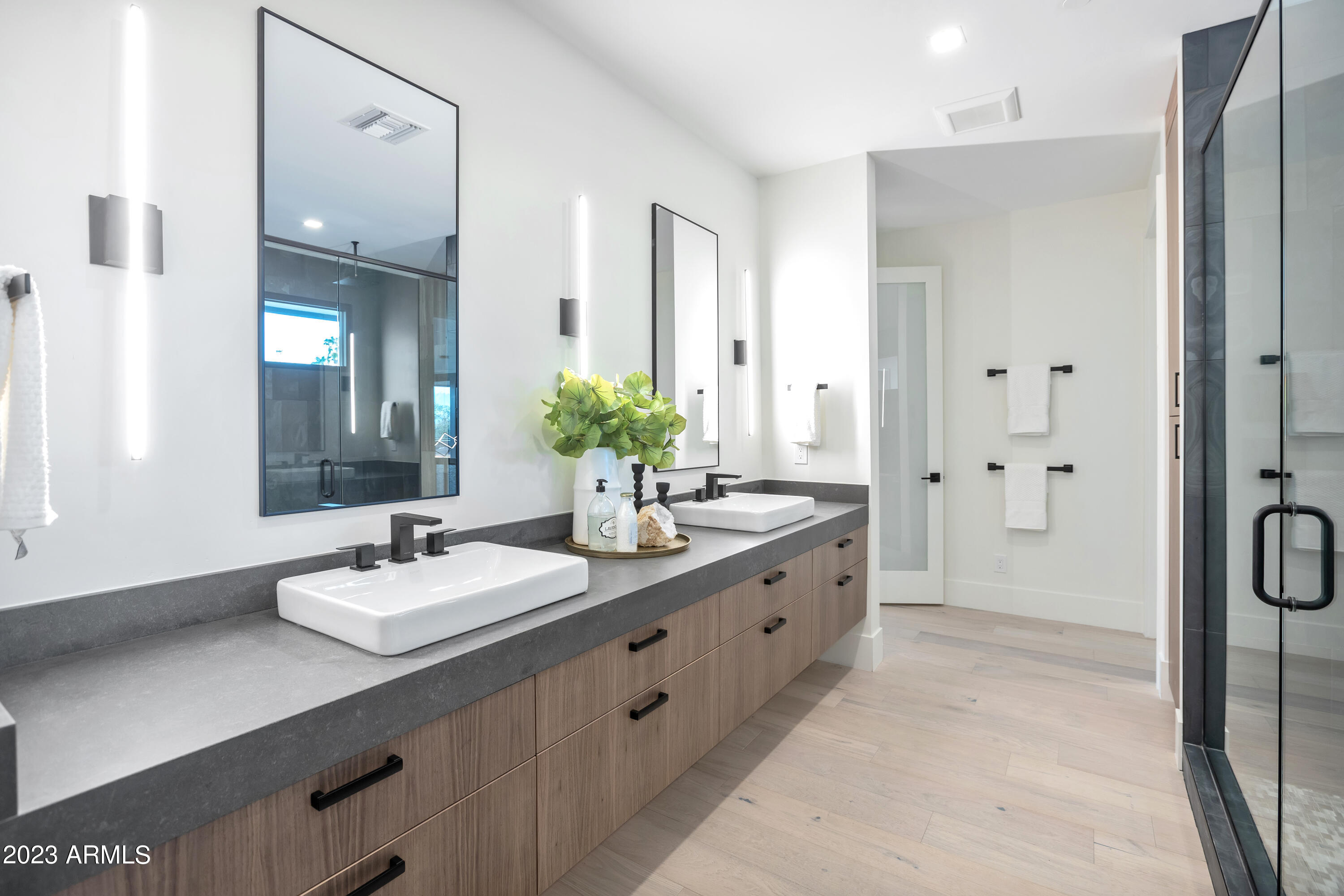 2415 E LINCOLN Circle