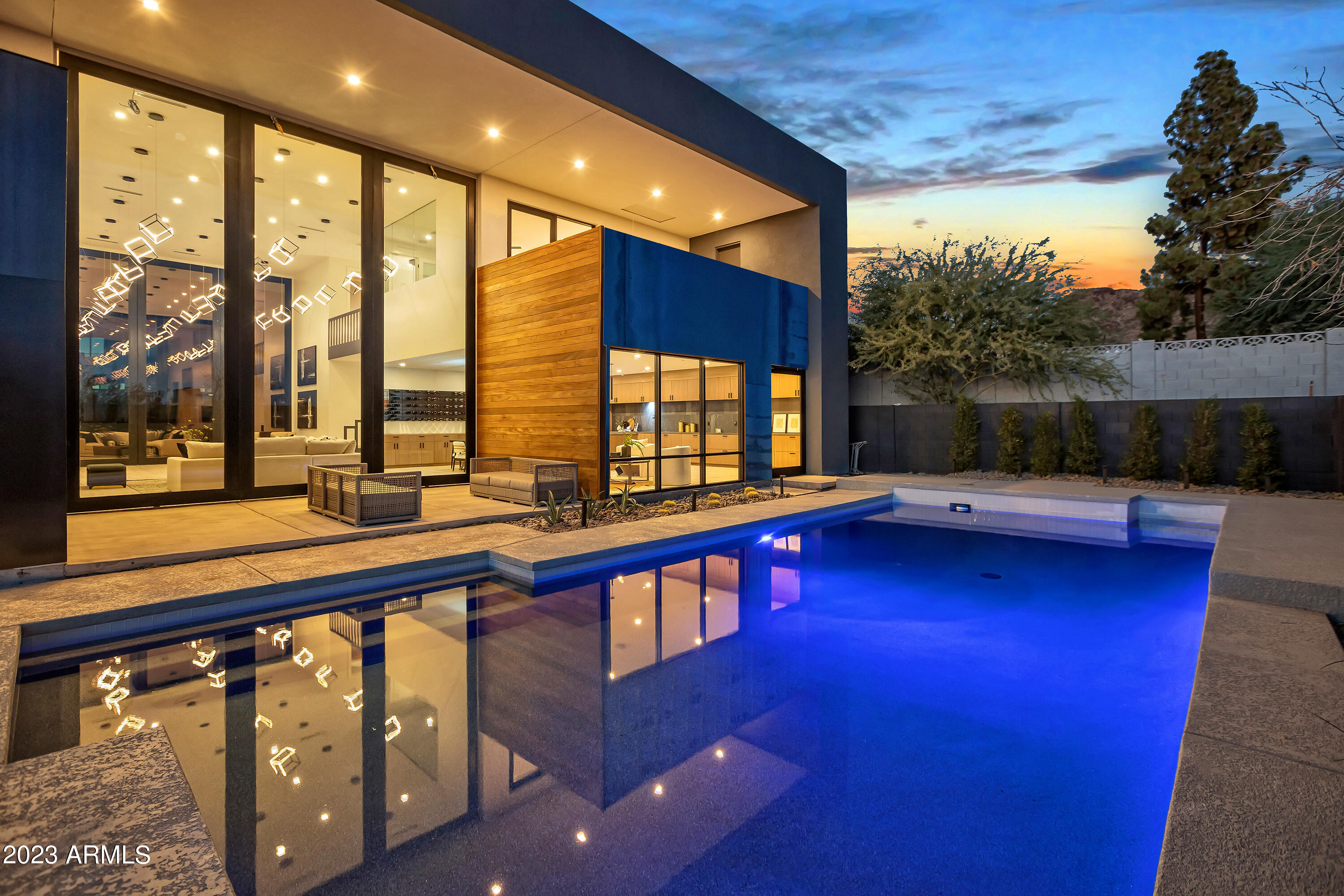 2415 E LINCOLN Circle