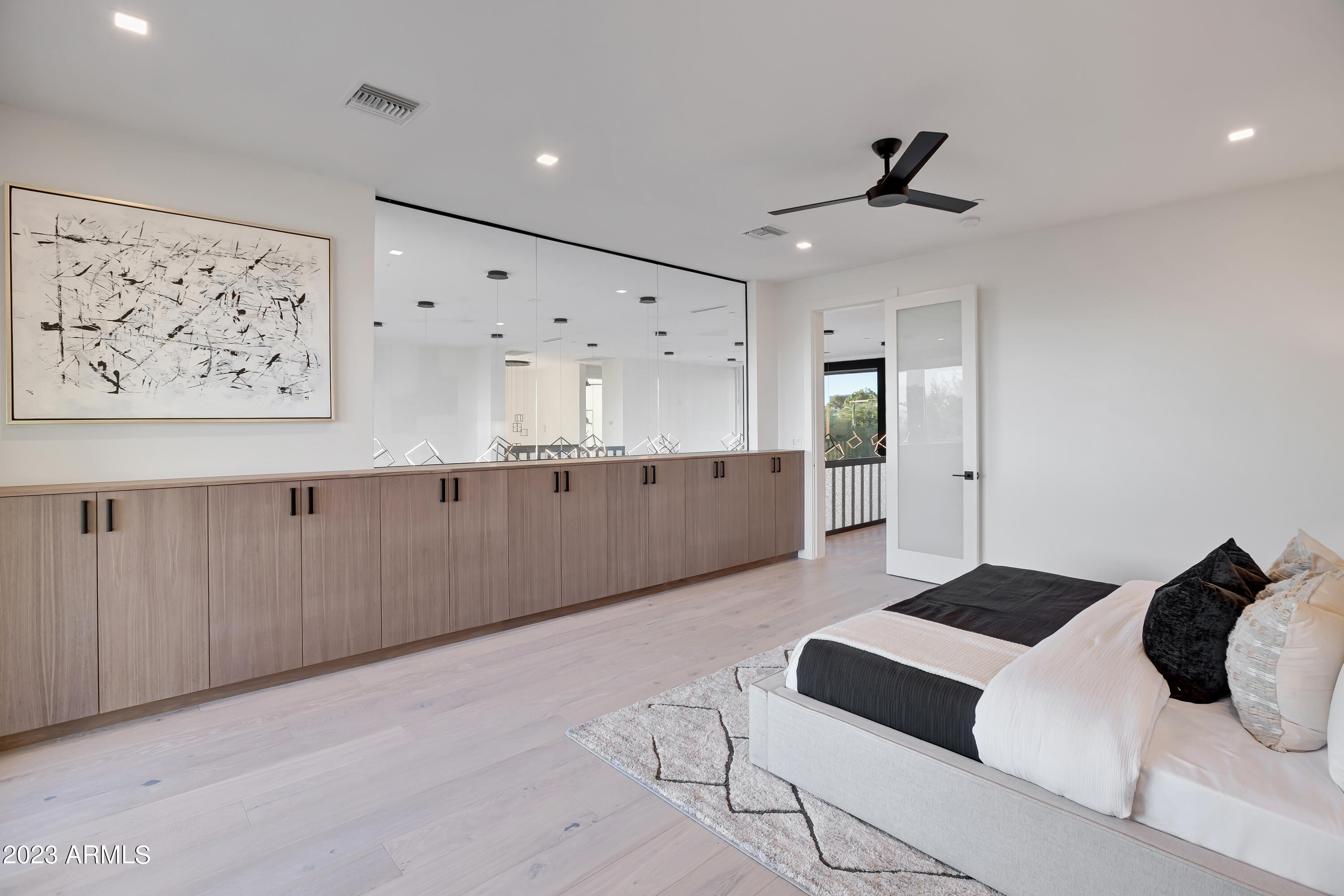 2415 E LINCOLN Circle