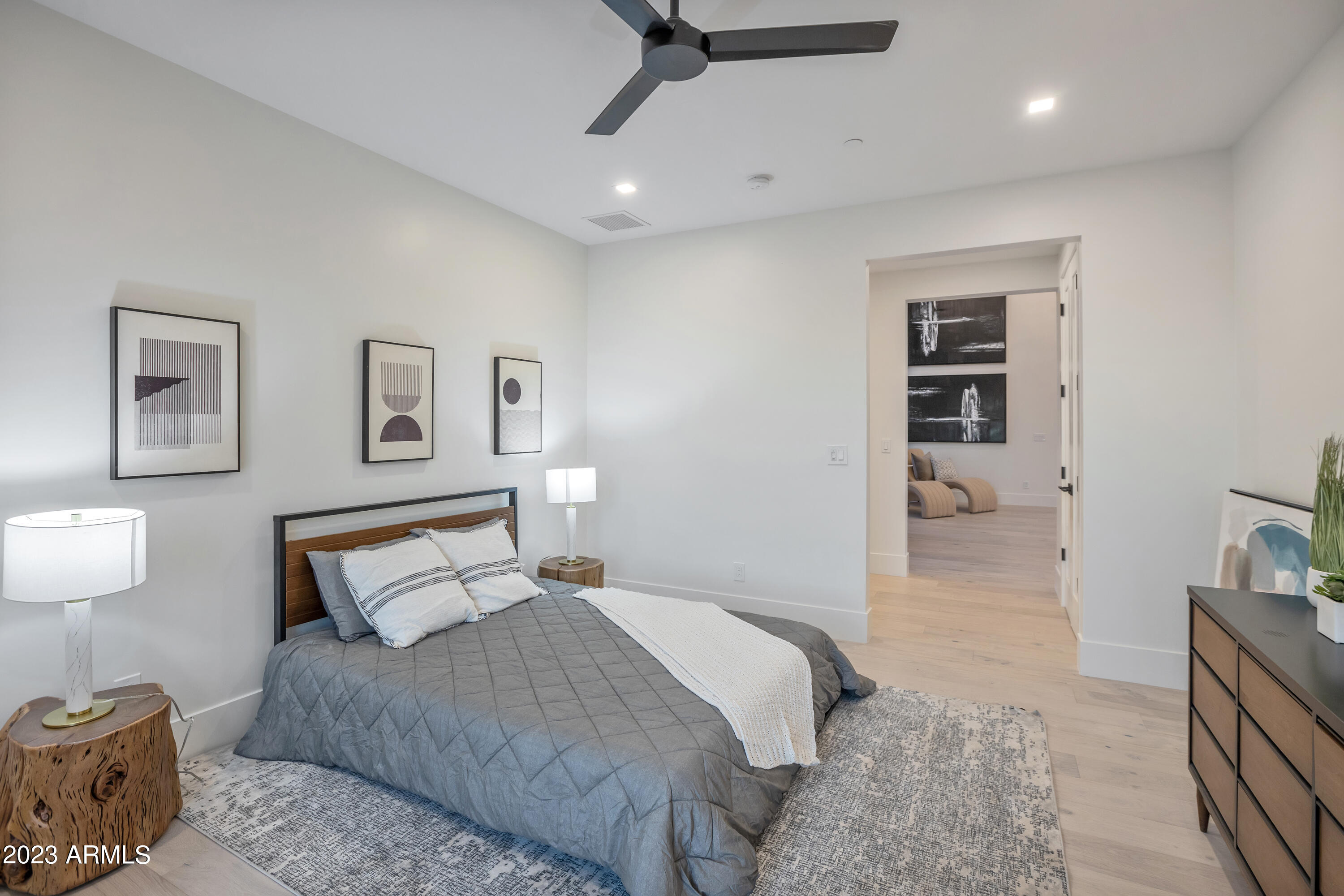 2415 E LINCOLN Circle