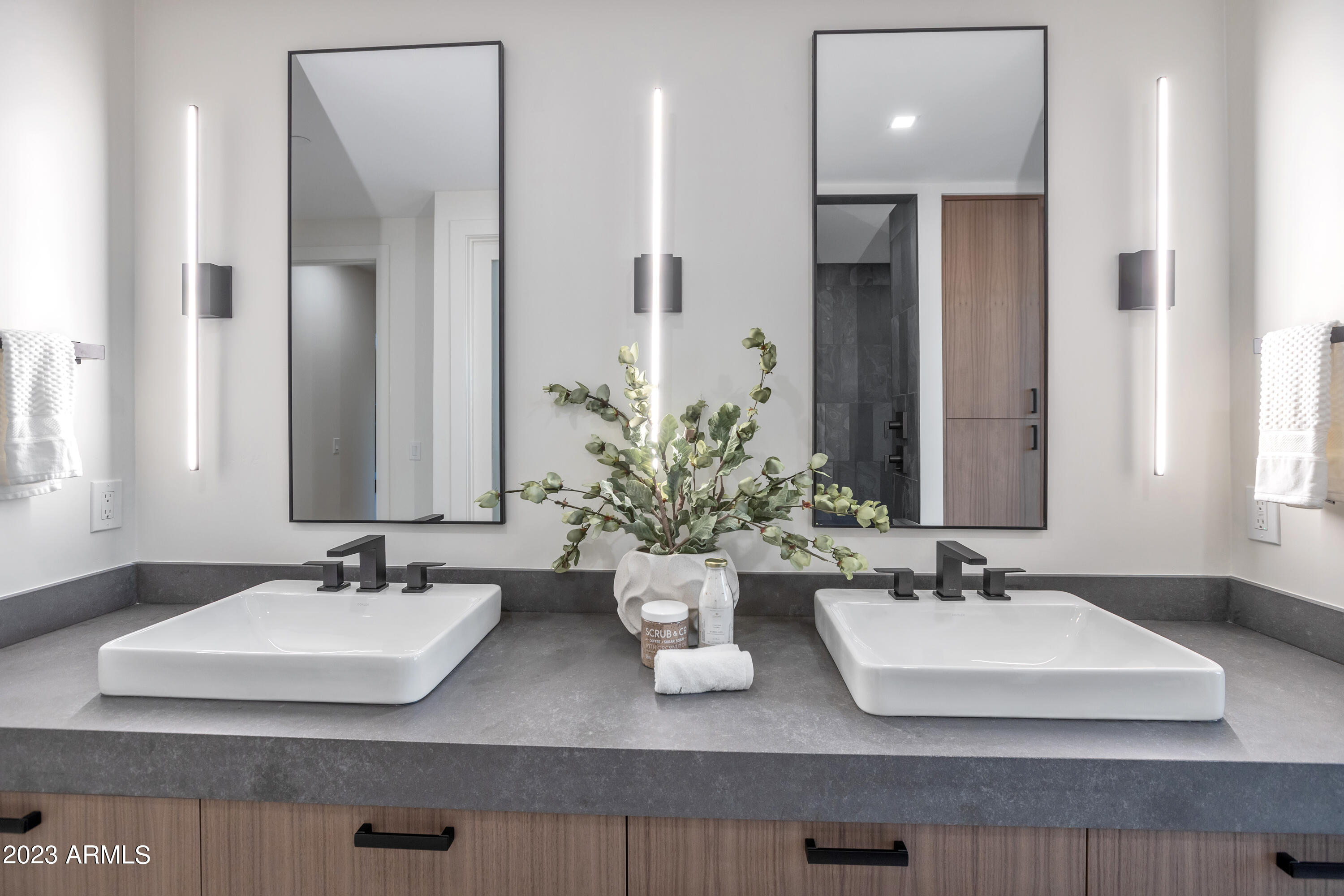 2415 E LINCOLN Circle