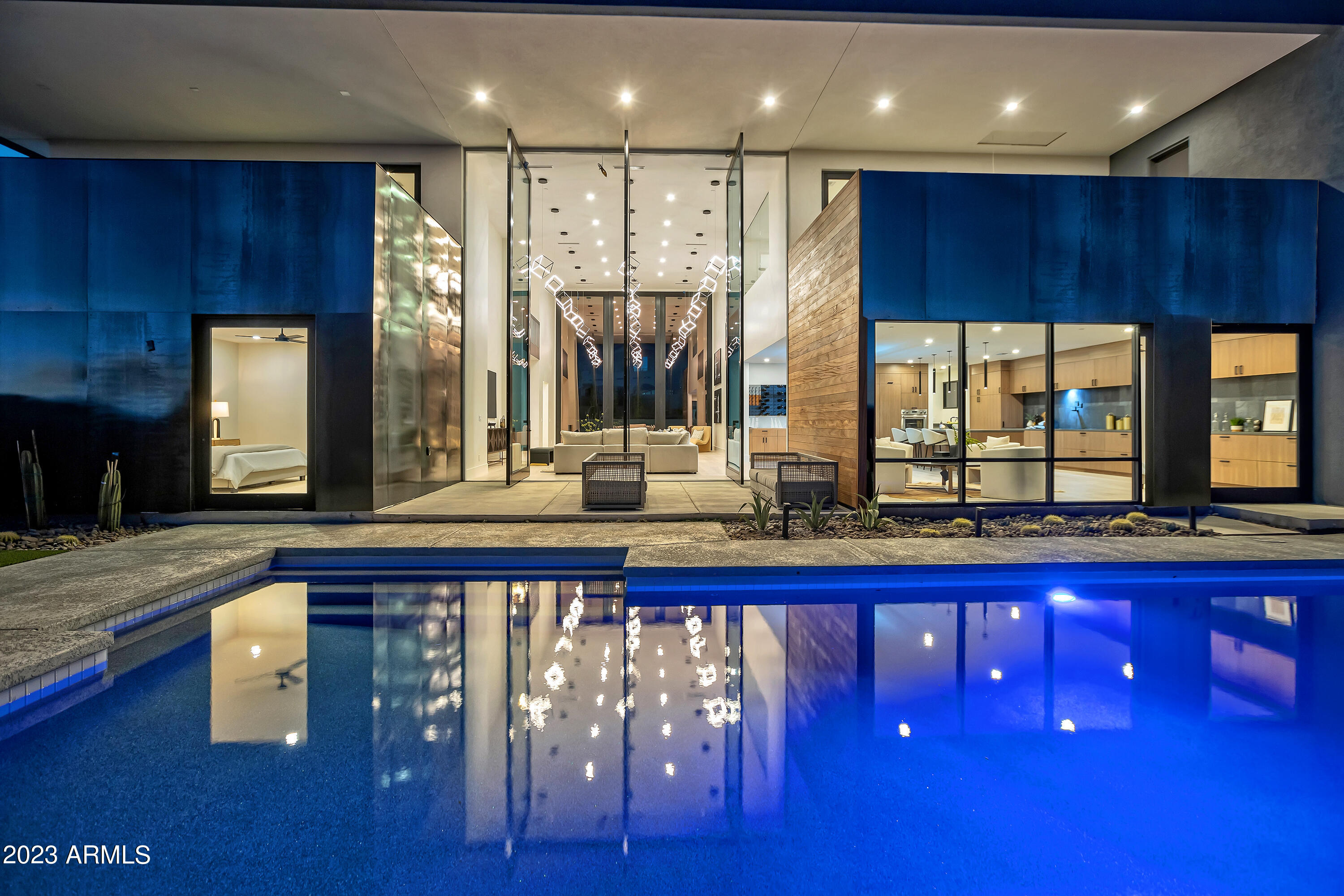 2415 E LINCOLN Circle