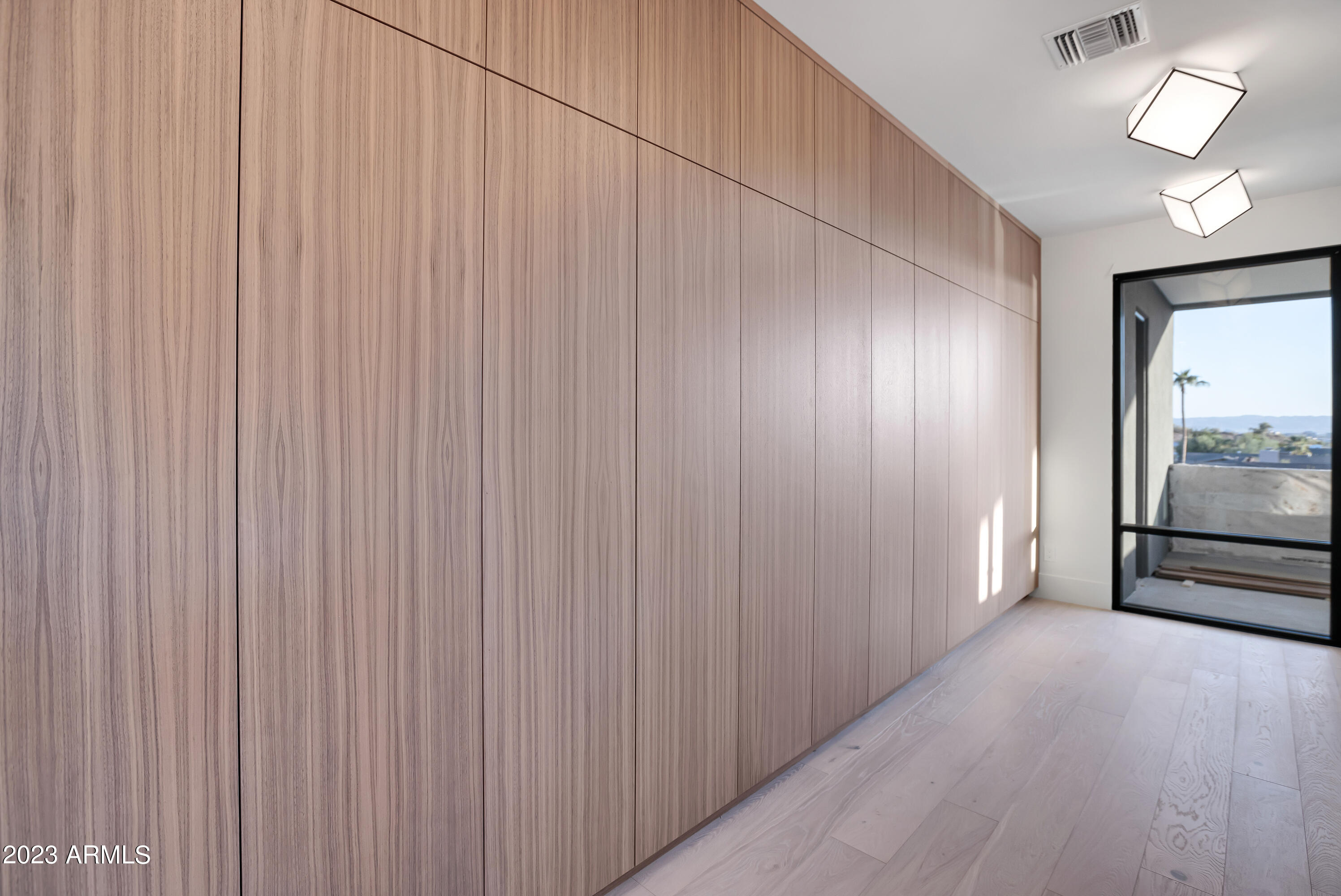 2415 E LINCOLN Circle