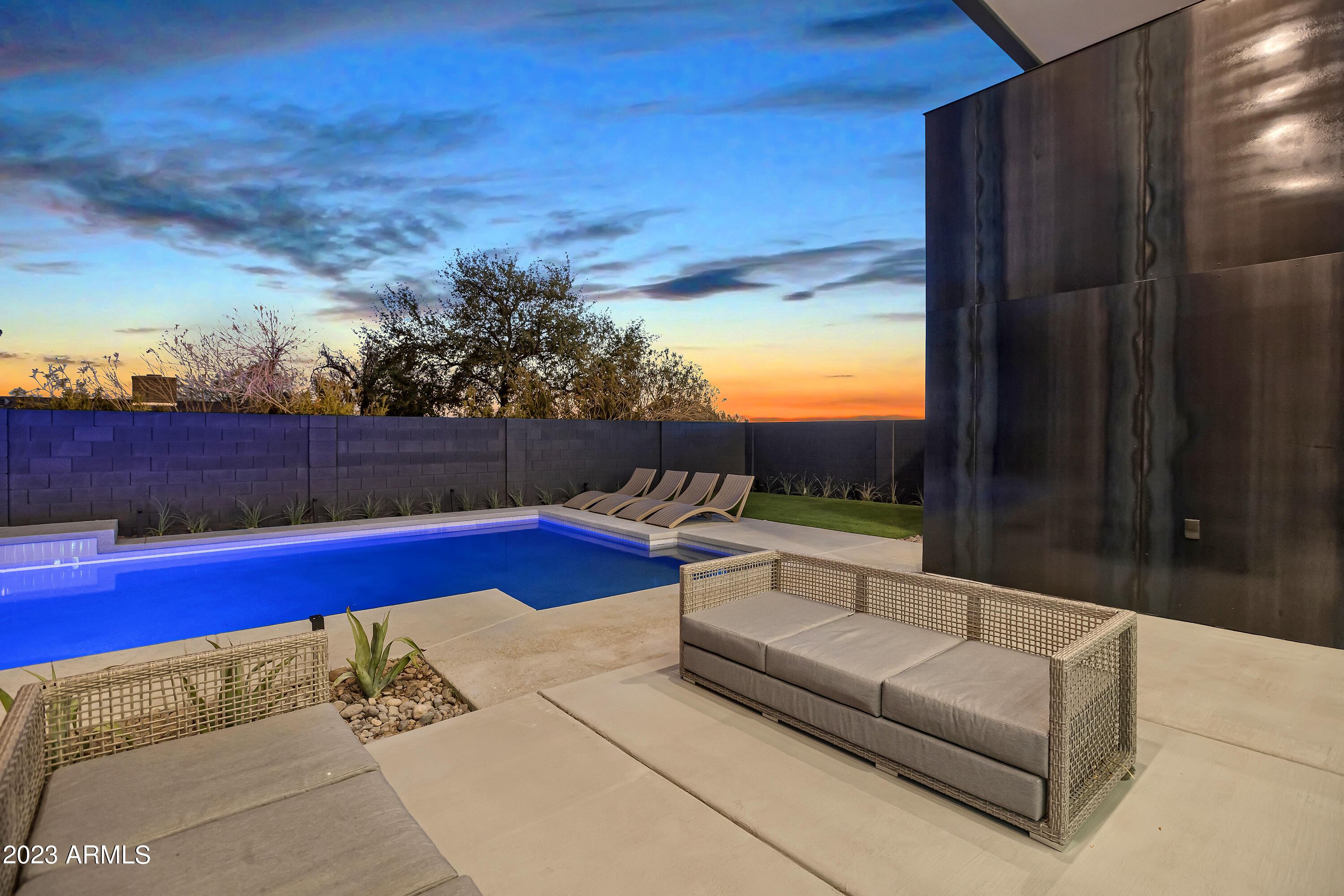 2415 E LINCOLN Circle