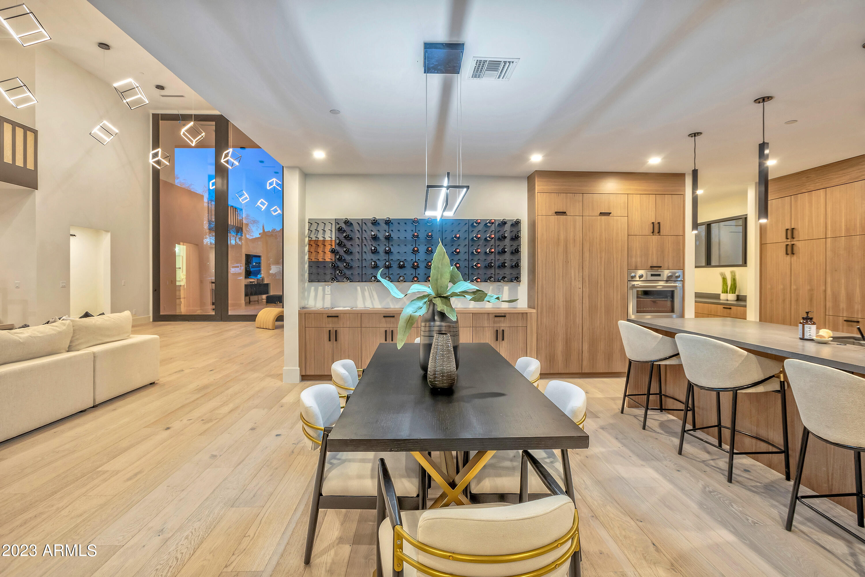 2415 E LINCOLN Circle