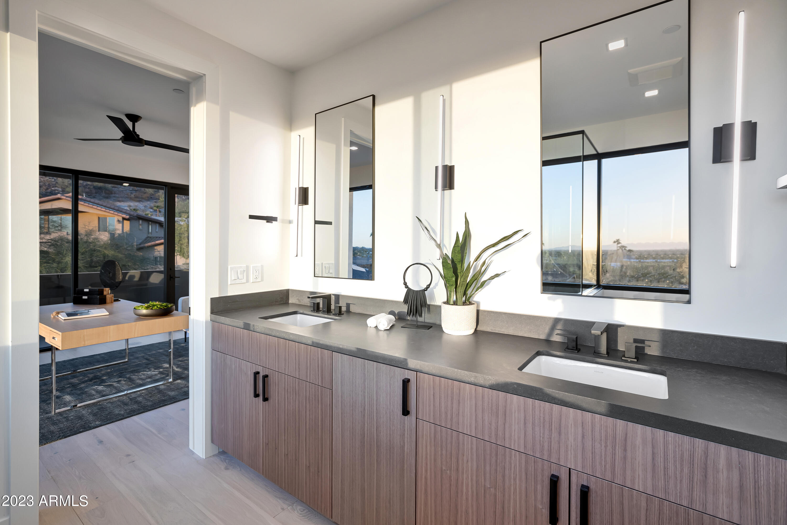 2415 E LINCOLN Circle