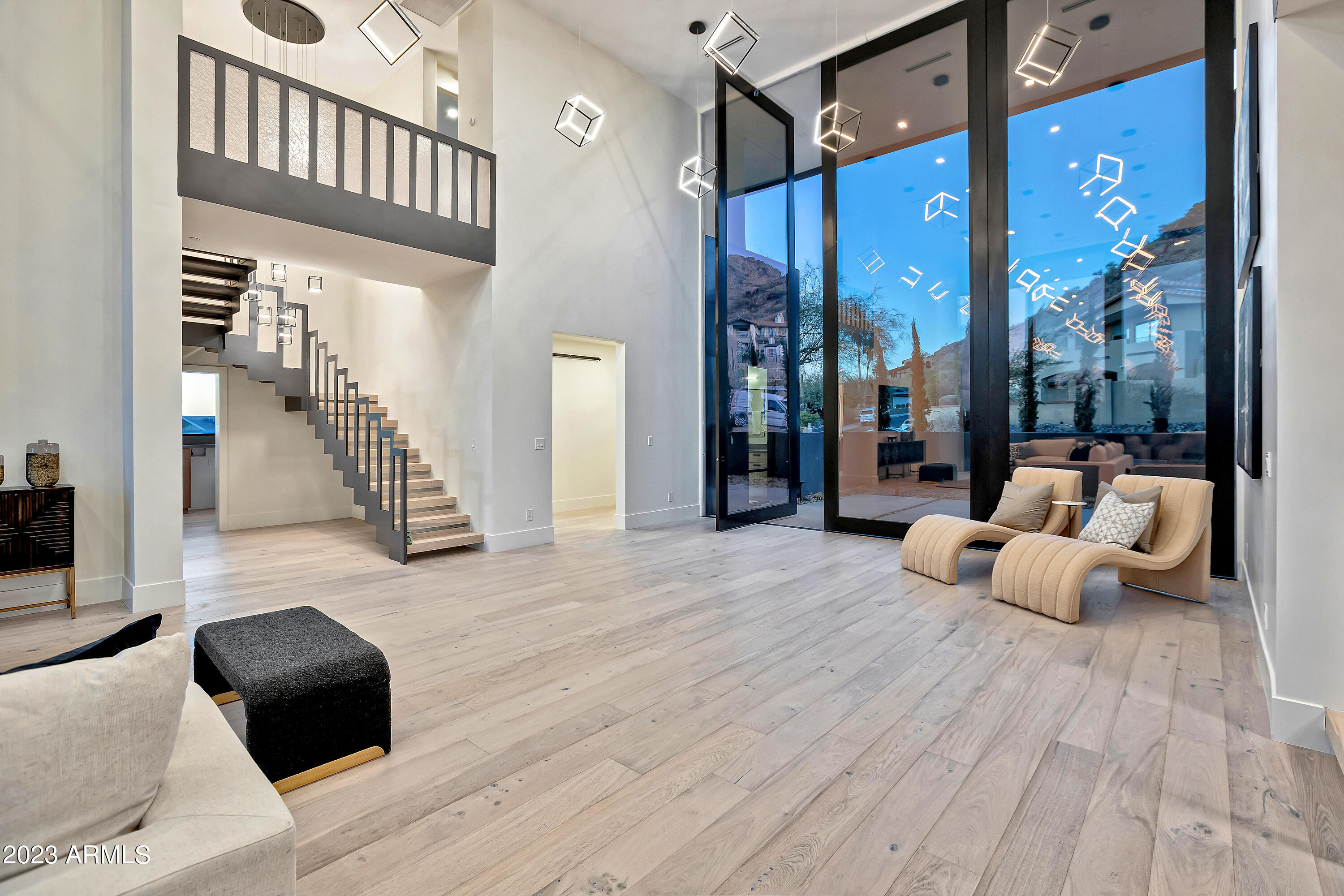 2415 E LINCOLN Circle