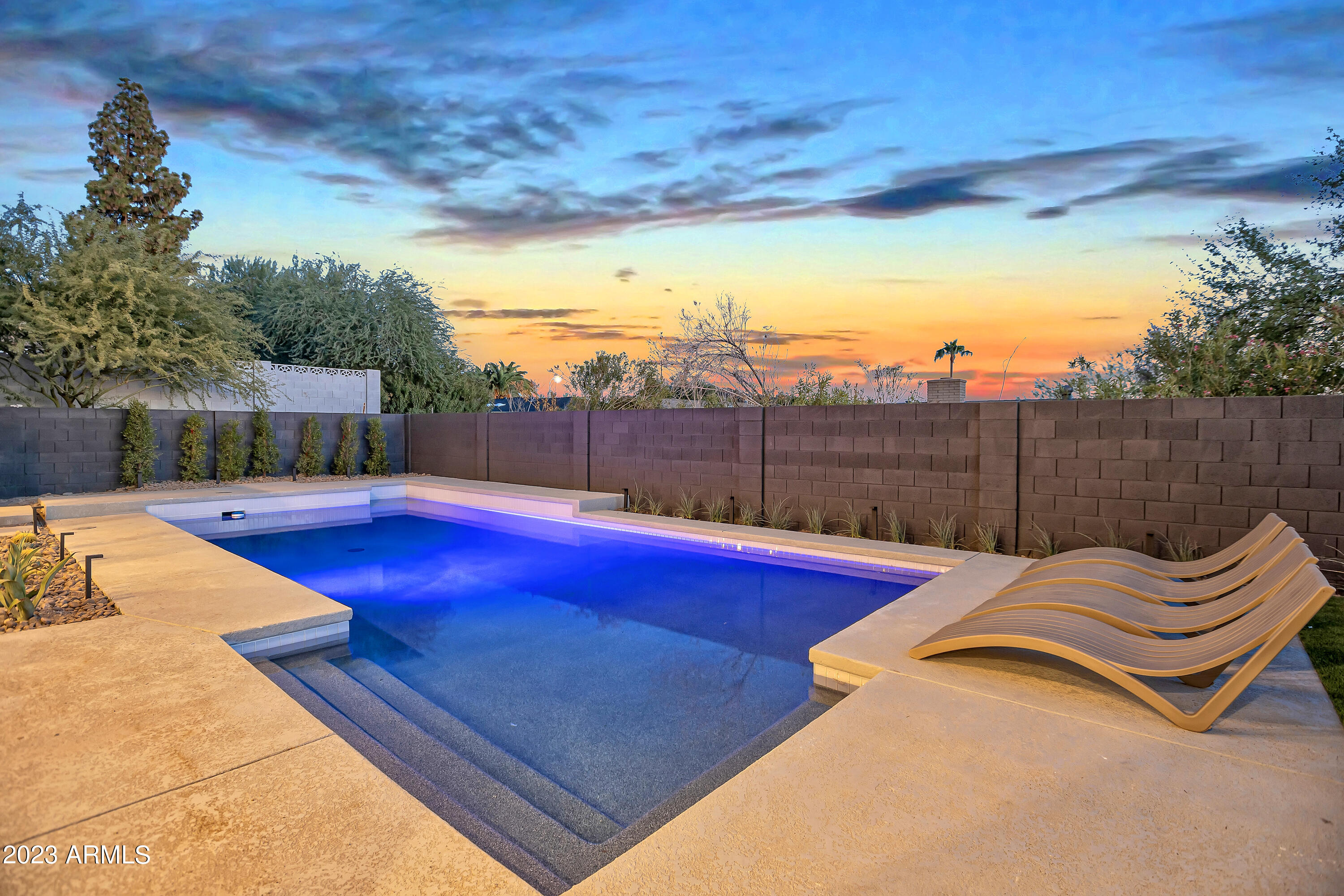 2415 E LINCOLN Circle