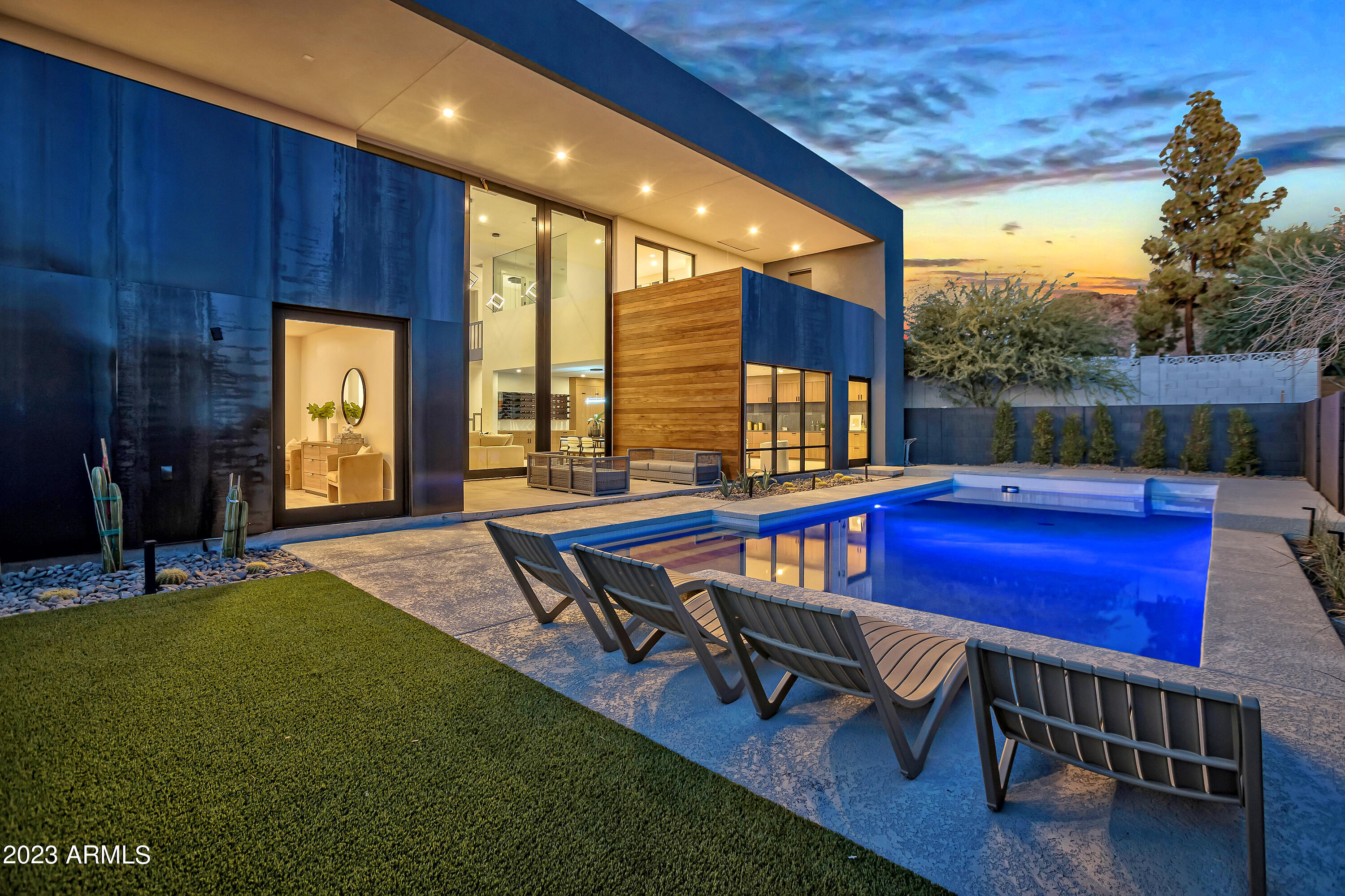 2415 E LINCOLN Circle