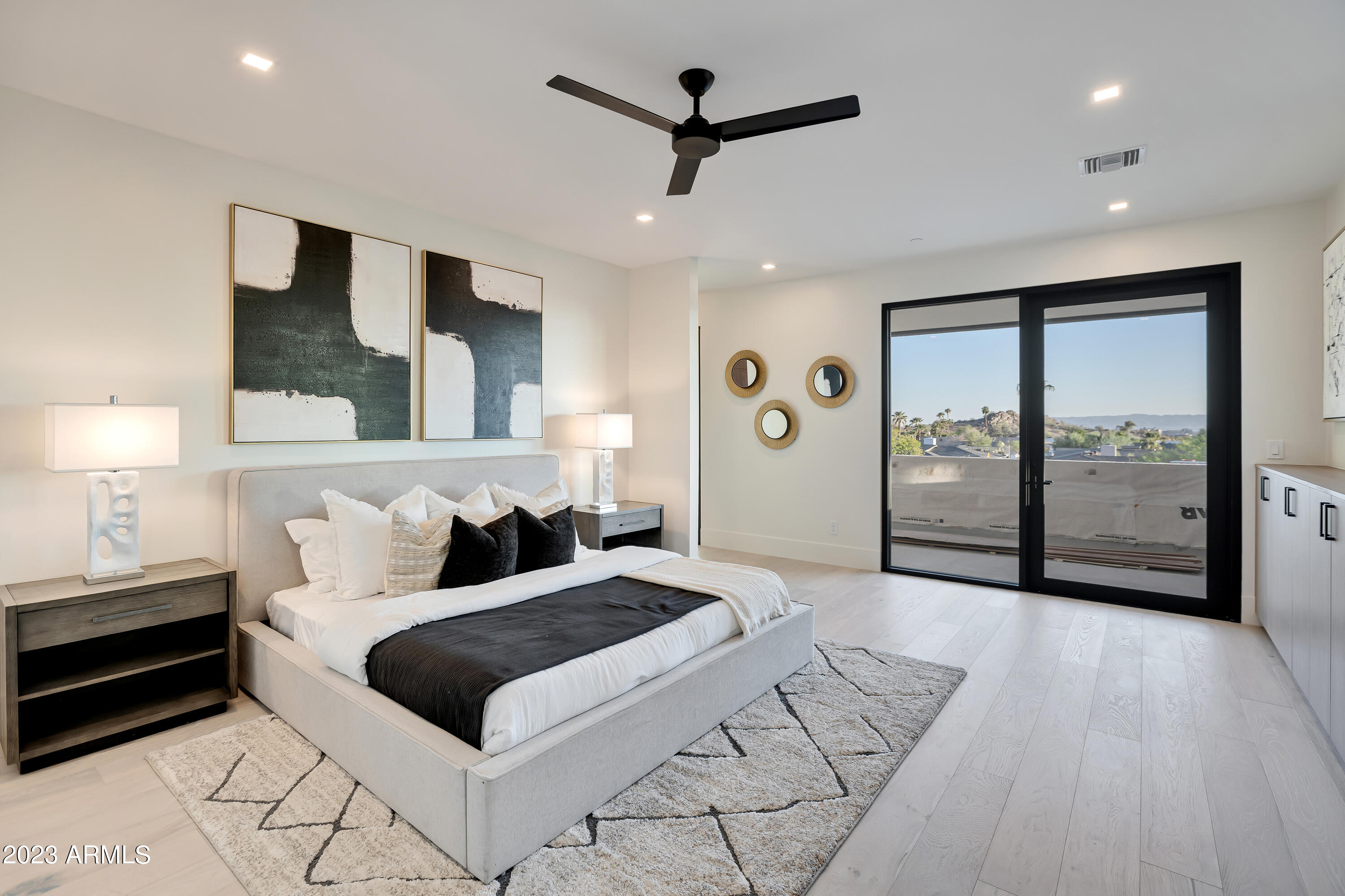 2415 E LINCOLN Circle