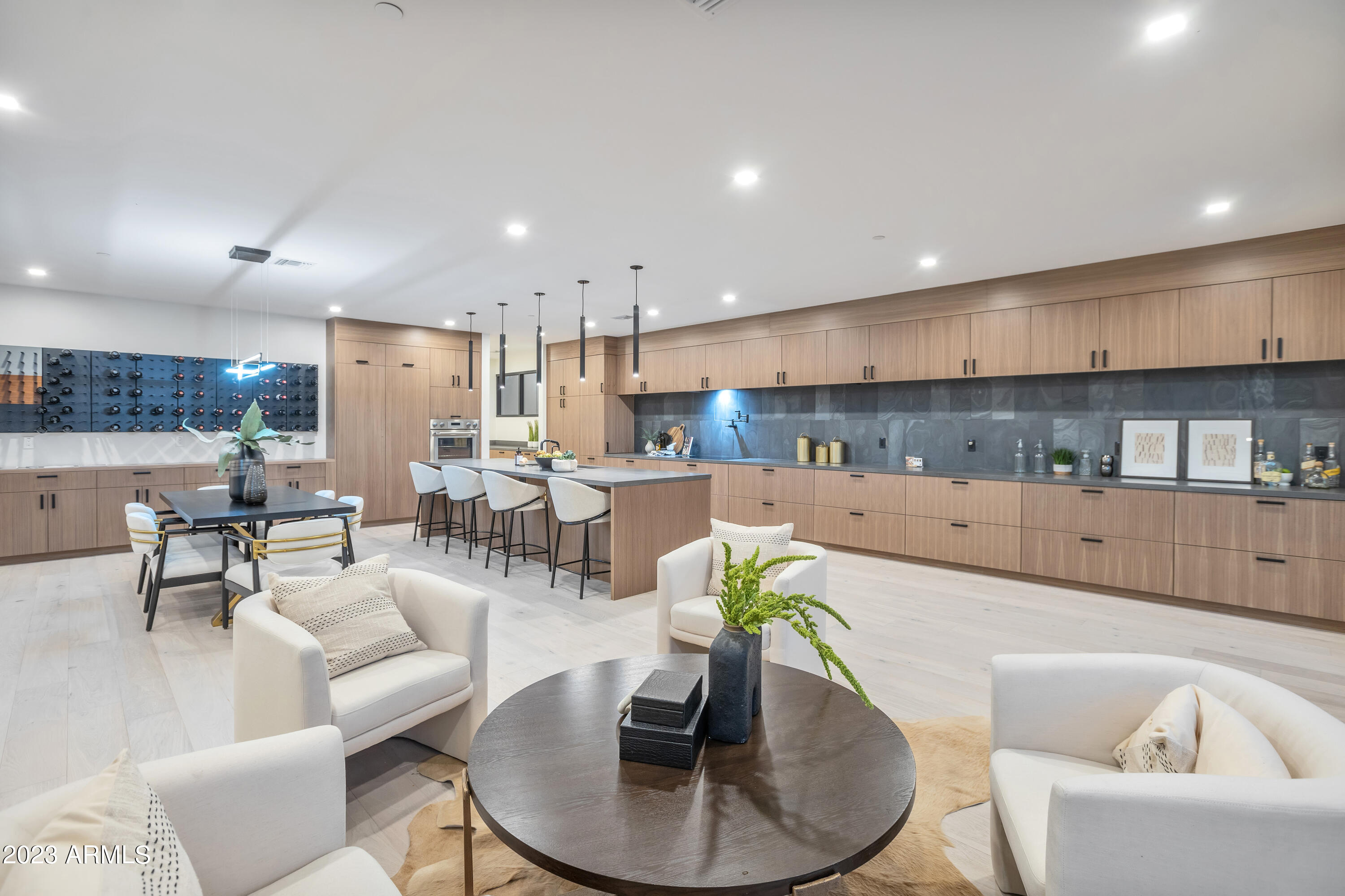 2415 E LINCOLN Circle