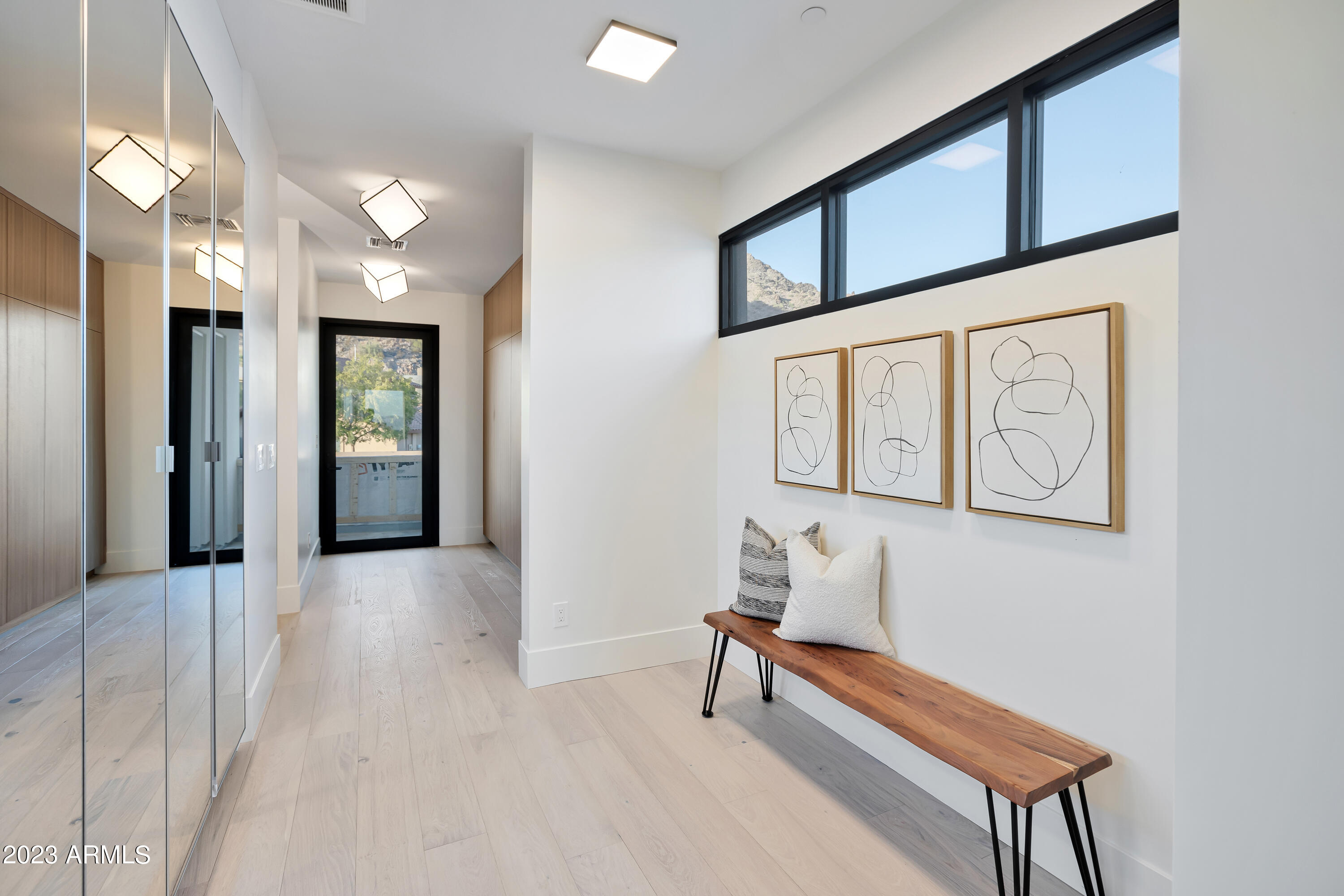 2415 E LINCOLN Circle