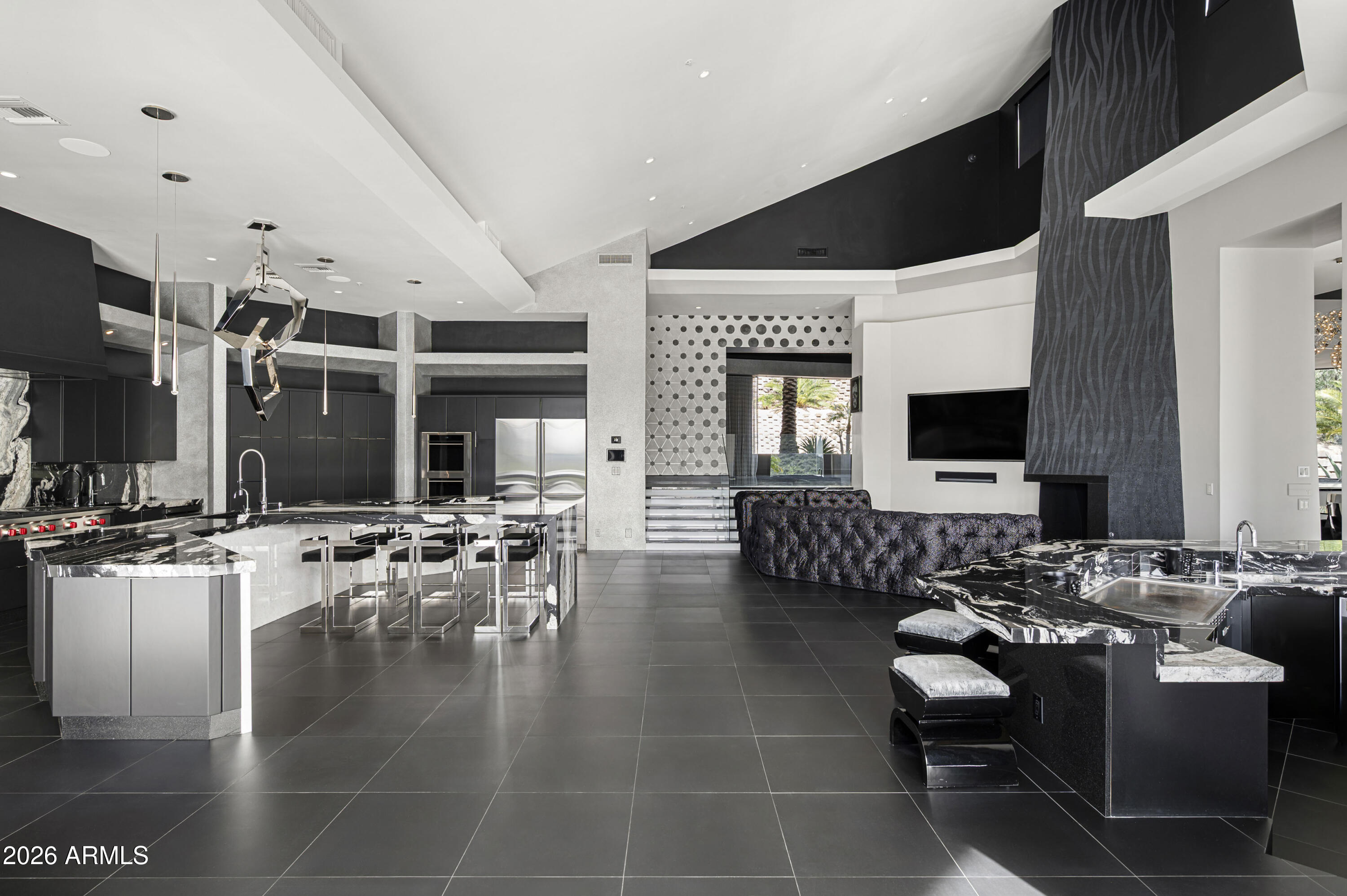 10324 E CALLE DE LAS BRISAS