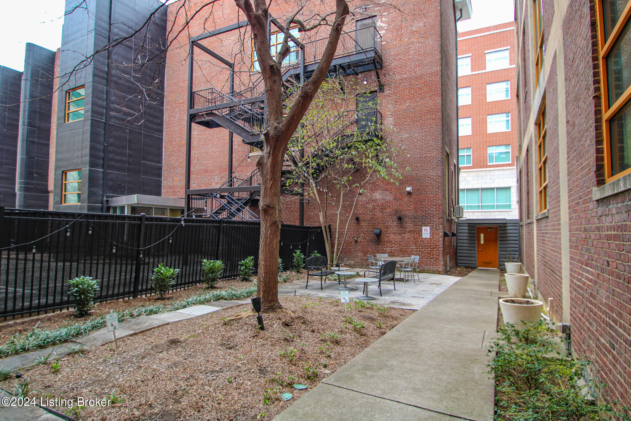 309 E Market St, 404